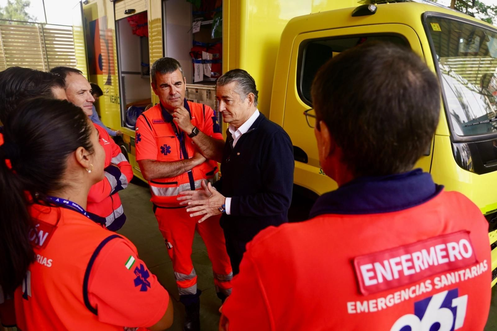 Antonio Sanz, consejero de Salud, con los enfermeros del 061