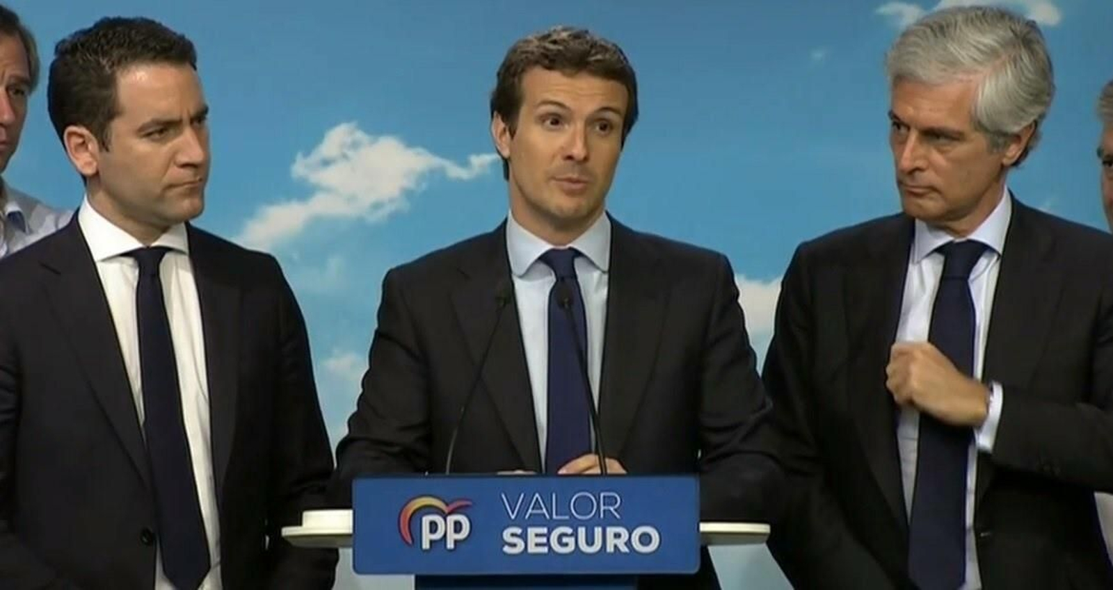 Pablo Casado flanqueado por Teodoro García-Egea y Adolfo Suárez Illana