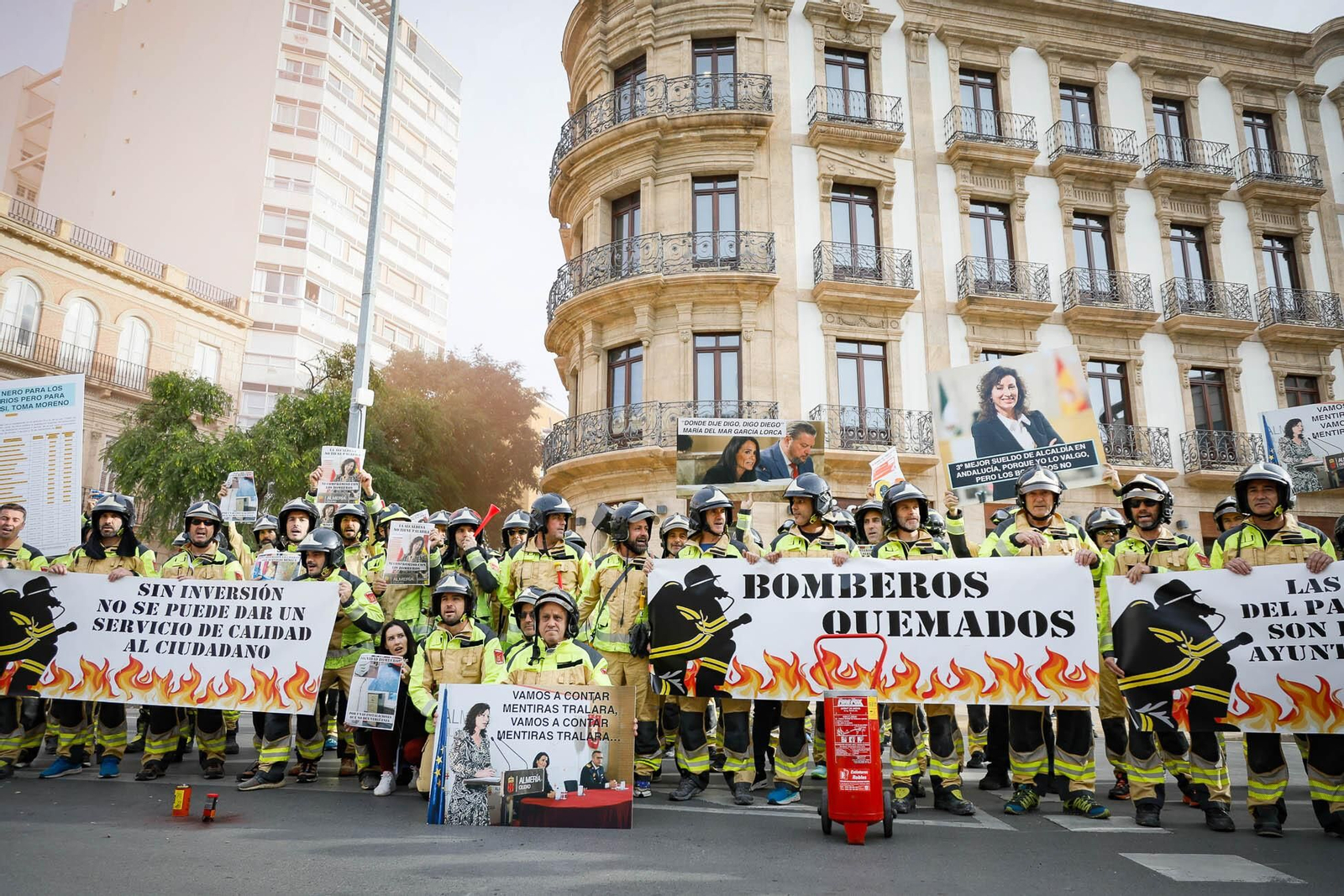 Imágenes de la manifestación de bomberos en Almería