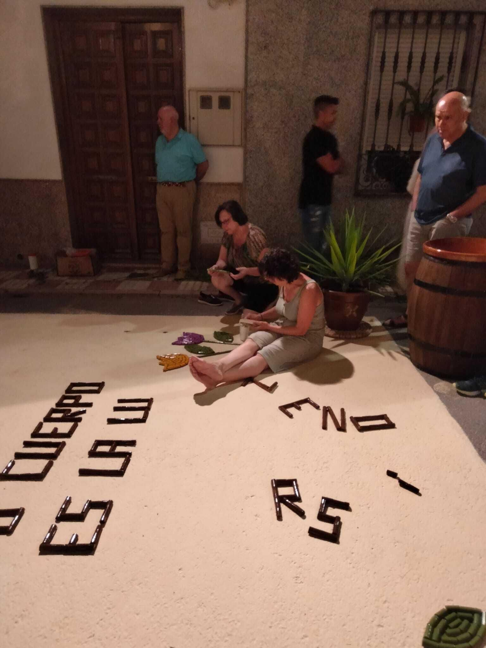 Colocación de la alfombra que precede a cada altar.