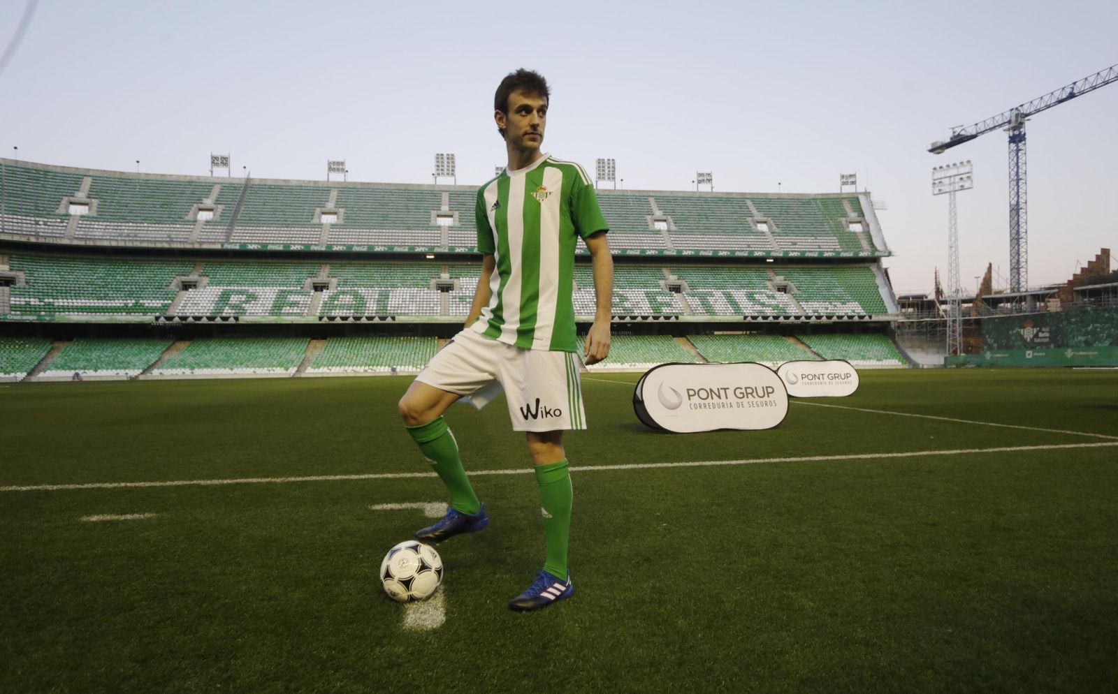 Pardo posa con la camiseta bética en el Villamarín.