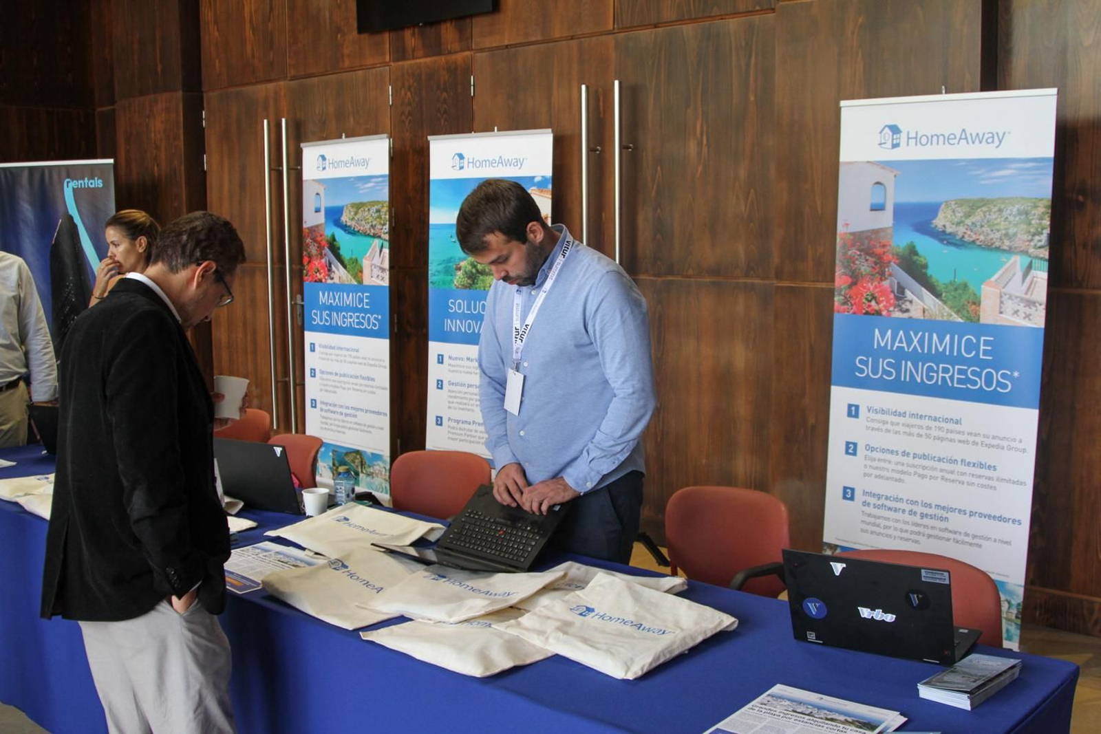 Un expositor de Home Away en el Congreso Europeo de Viviendas Turísticas en Málaga