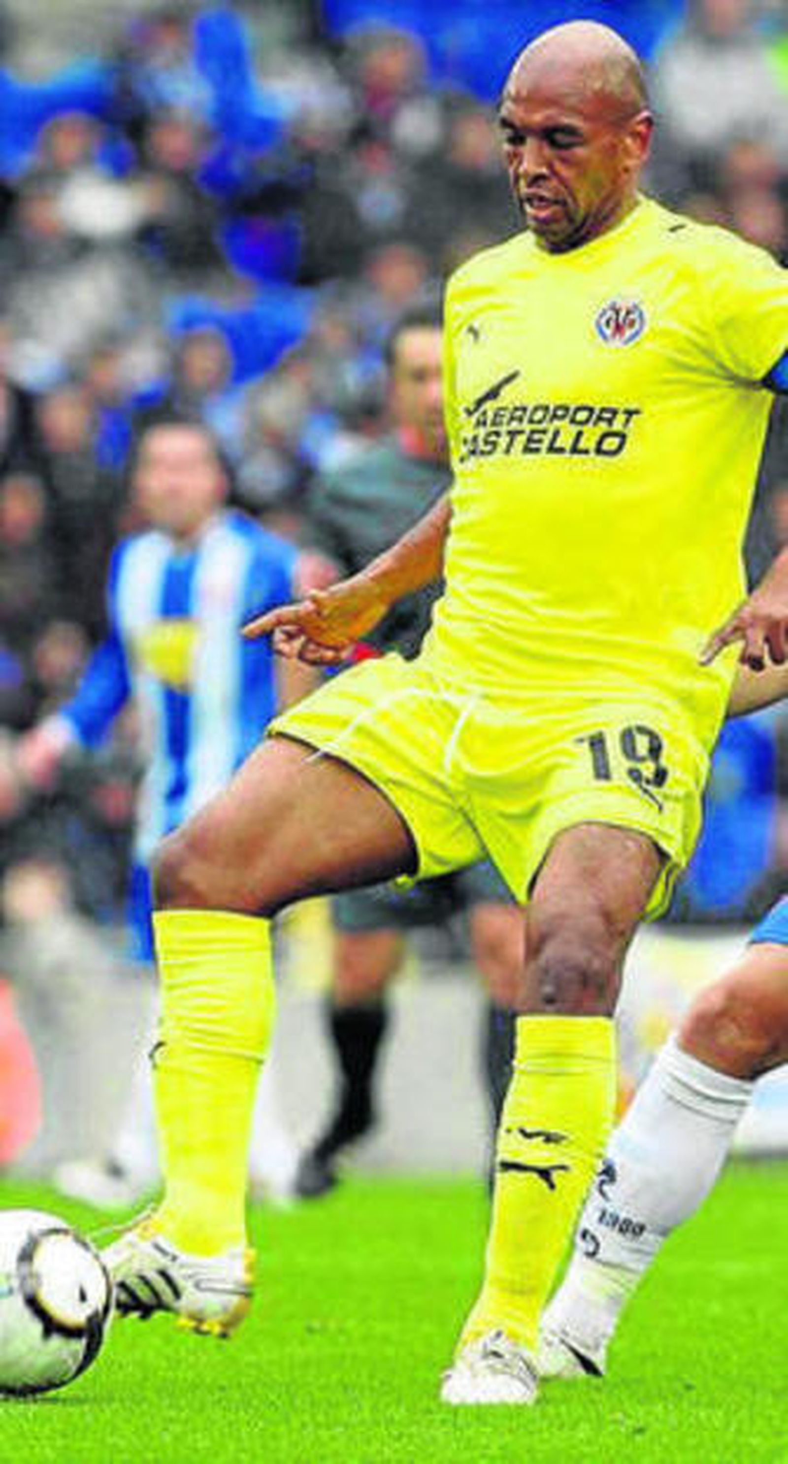 Senna contola el balón.