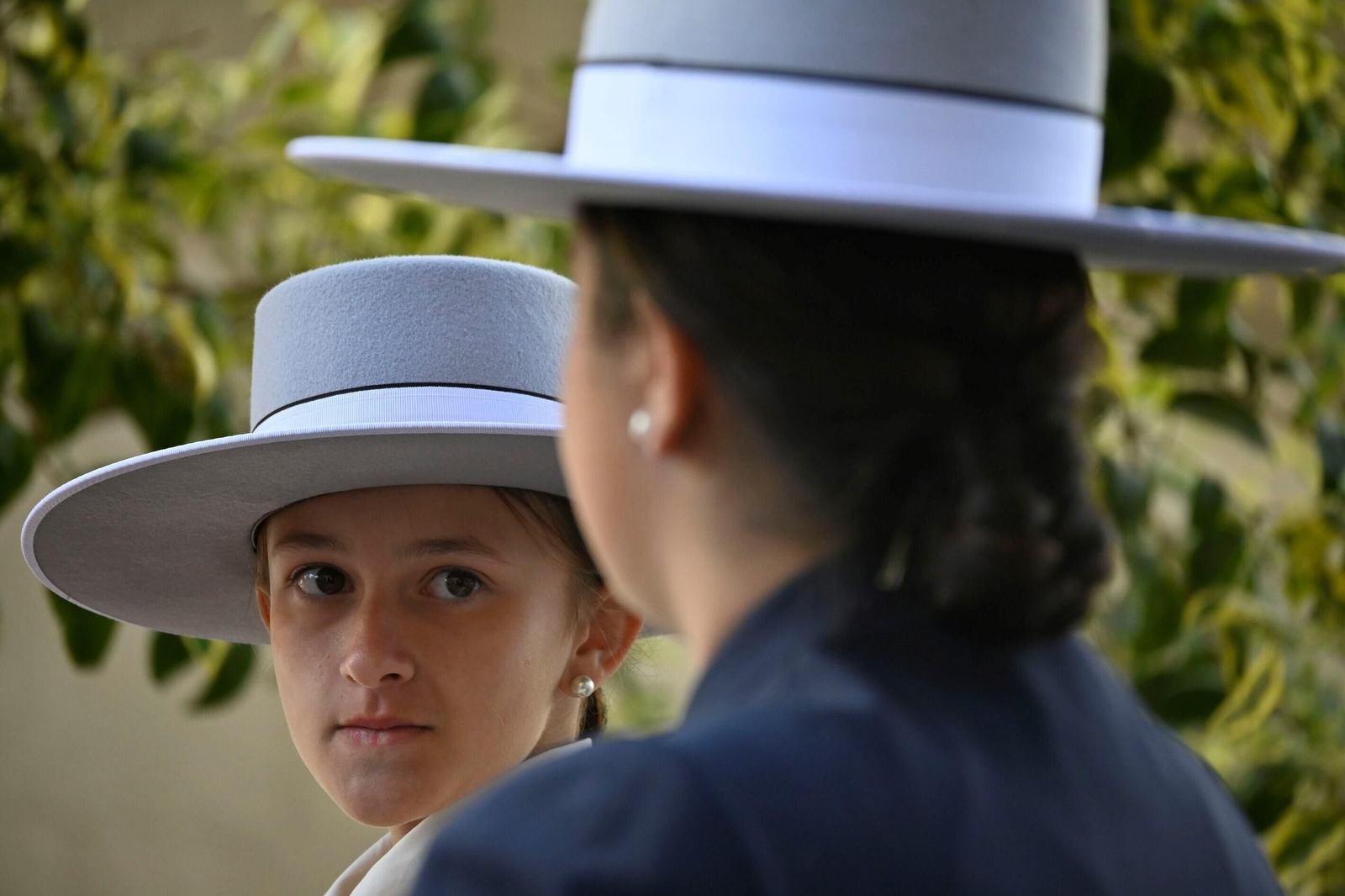 Imágenes de los peregrinos de la Hermandad de Emigrantes en su salida por las calles de Huelva