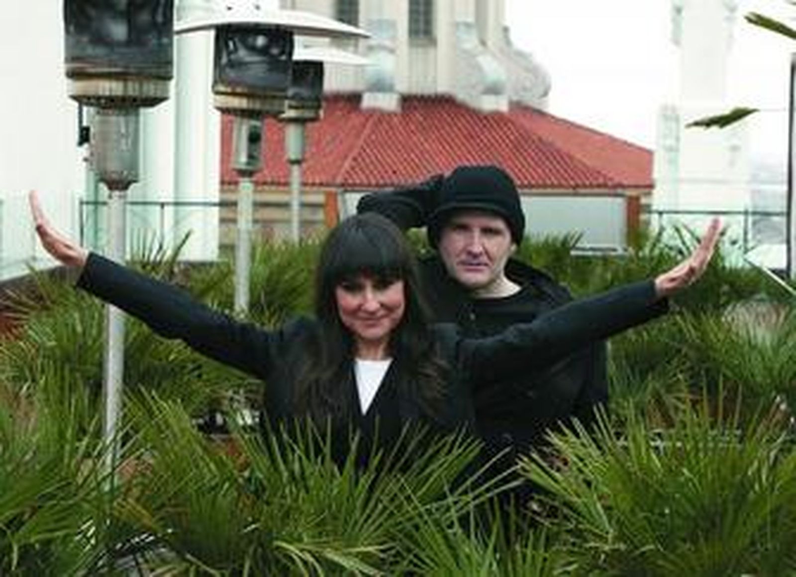 Amaral se lanza a las tiendas con un álbum doble, 'Gato negro, dragón rojo'.