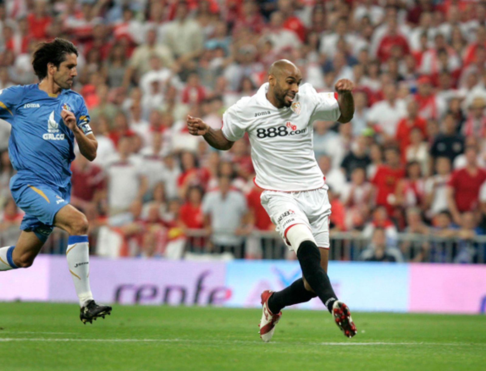 Belenguer no puede evitar que Fredy se disponga a marcar el gol que da a los sevillistas la Copa de 2007.

Foto: A. RUESGA