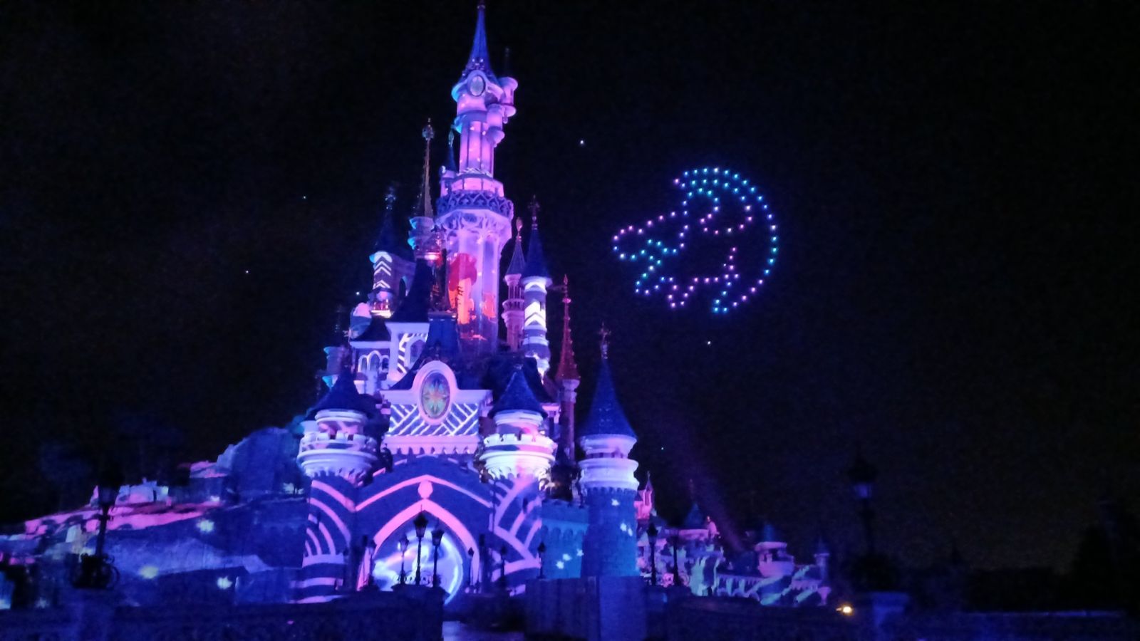 El emblema de Simba mediante drones en el castillo de la Bella Durmiente