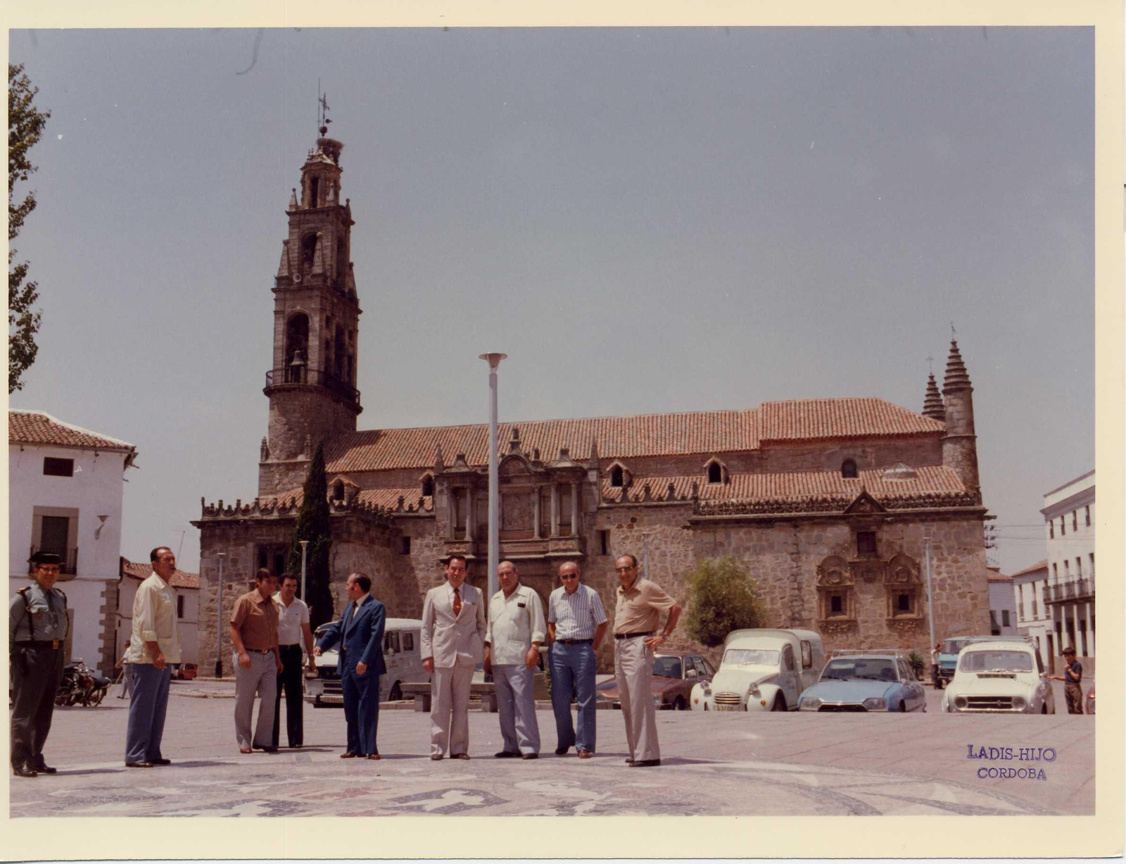 El presidente de la Diputación Diego Romero visita Hinojosa con la Catedral de la Sierra al fondo.