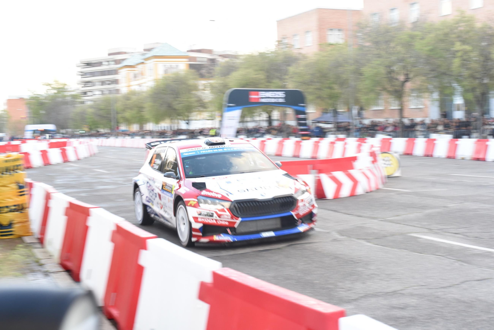 Las mejores fotos del espectacular tramo urbano del Rallye Sierra Morena 2025