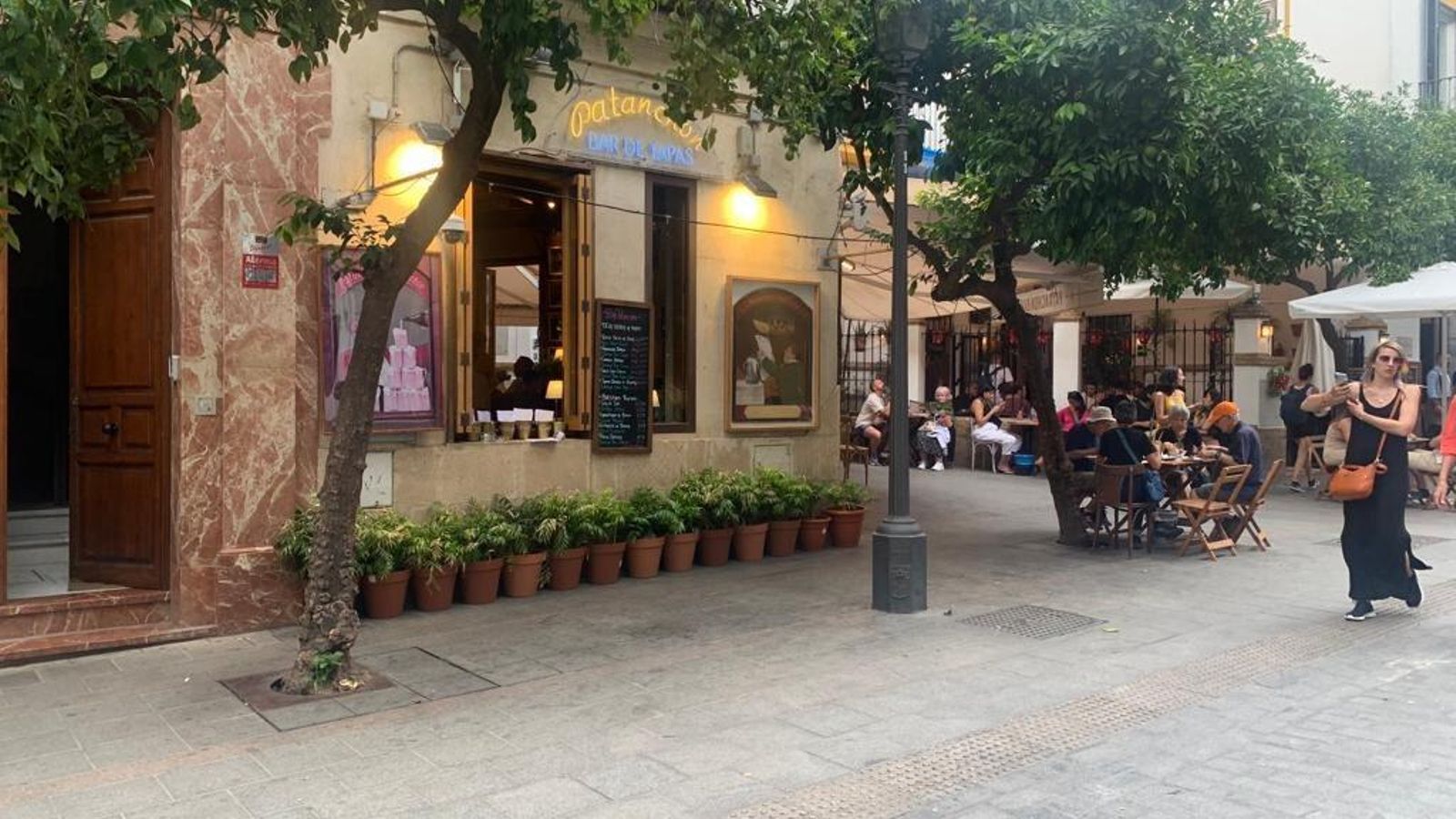 Veladores en Mateos Gago que incumplen la norma.