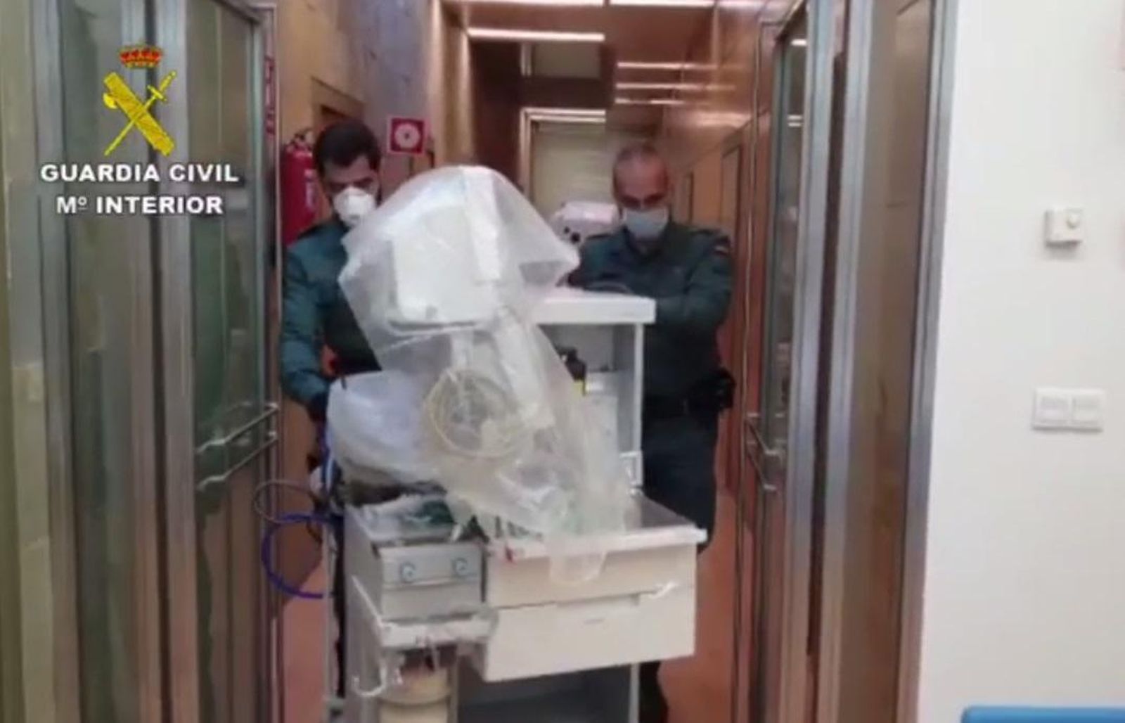 Dos agentes junto a los respiradores desplazados a Antequera