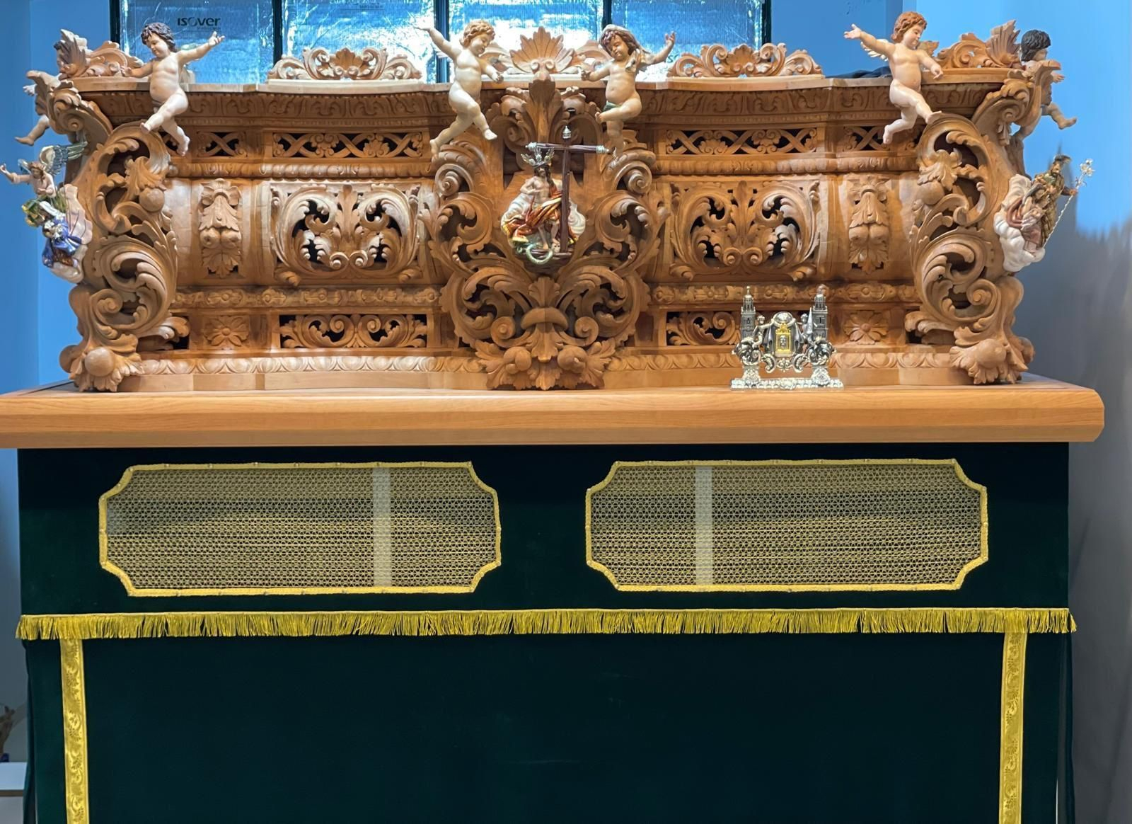 Talla del canasto en el paso del Gran Poder.