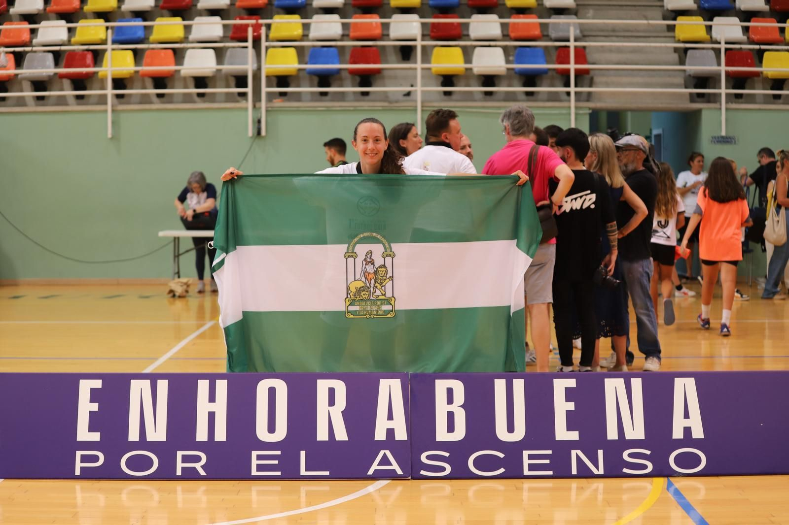 Macarena Cárdenas posa con la bandera de Andalucía el día del ascenso ceutí.