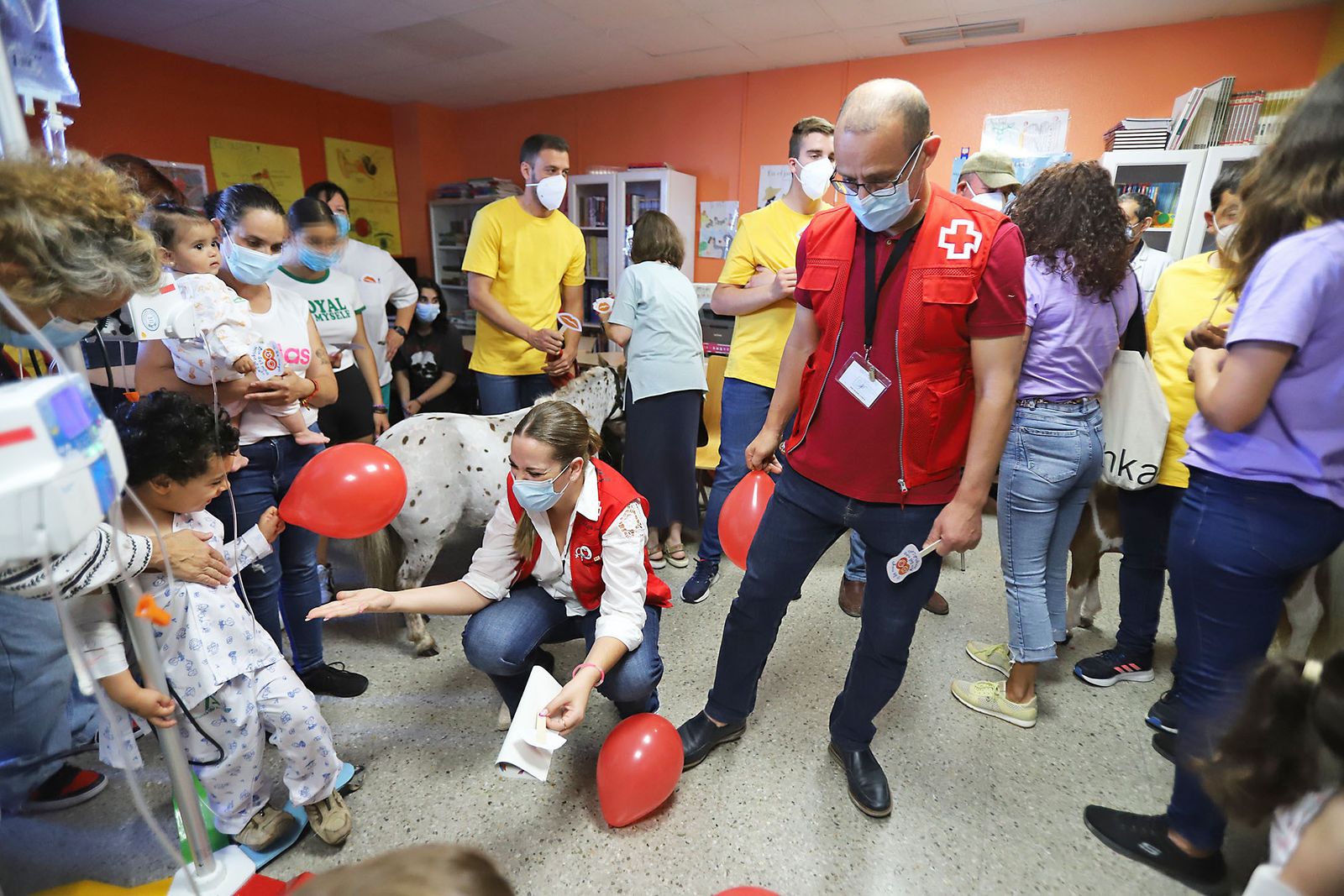 Los niños hospitalizados en el Juan Ramón Jiménez reciben la inesperada visita de unos caballos