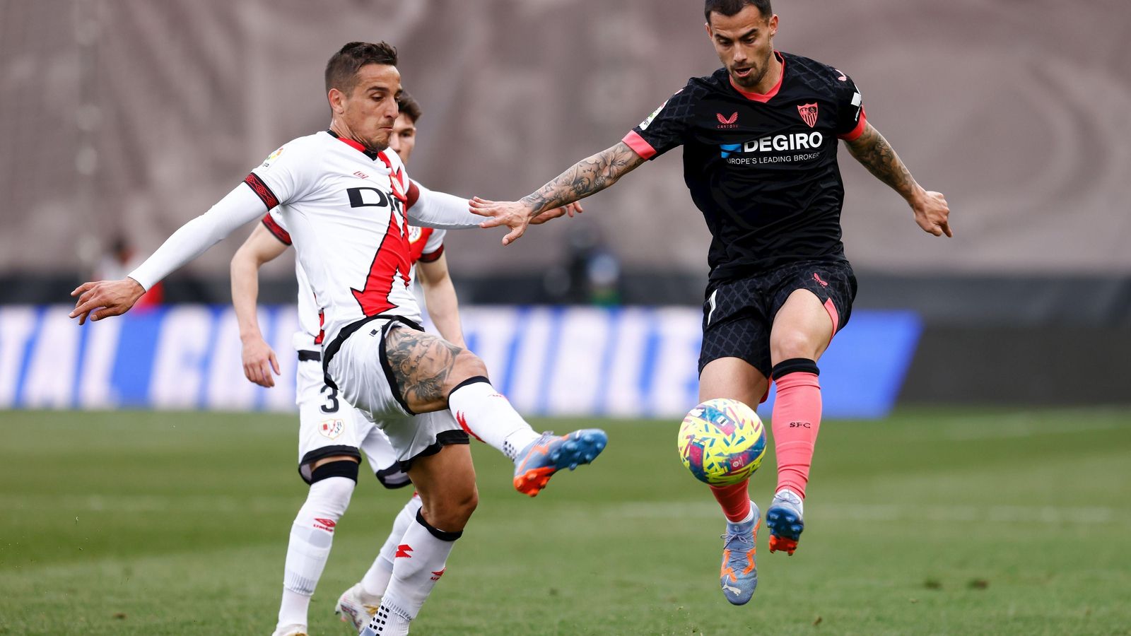 Suso controla un balón ante Trejo.