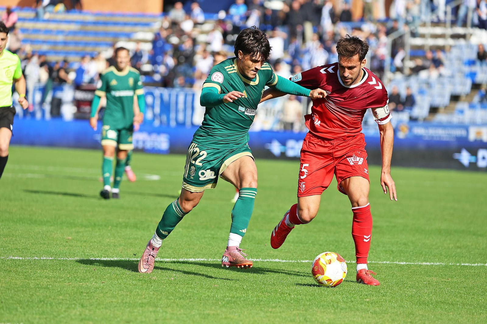 Pugna por un balón entre Néstor Senra y Carrascal en el Recre-Atlético Antoniano.