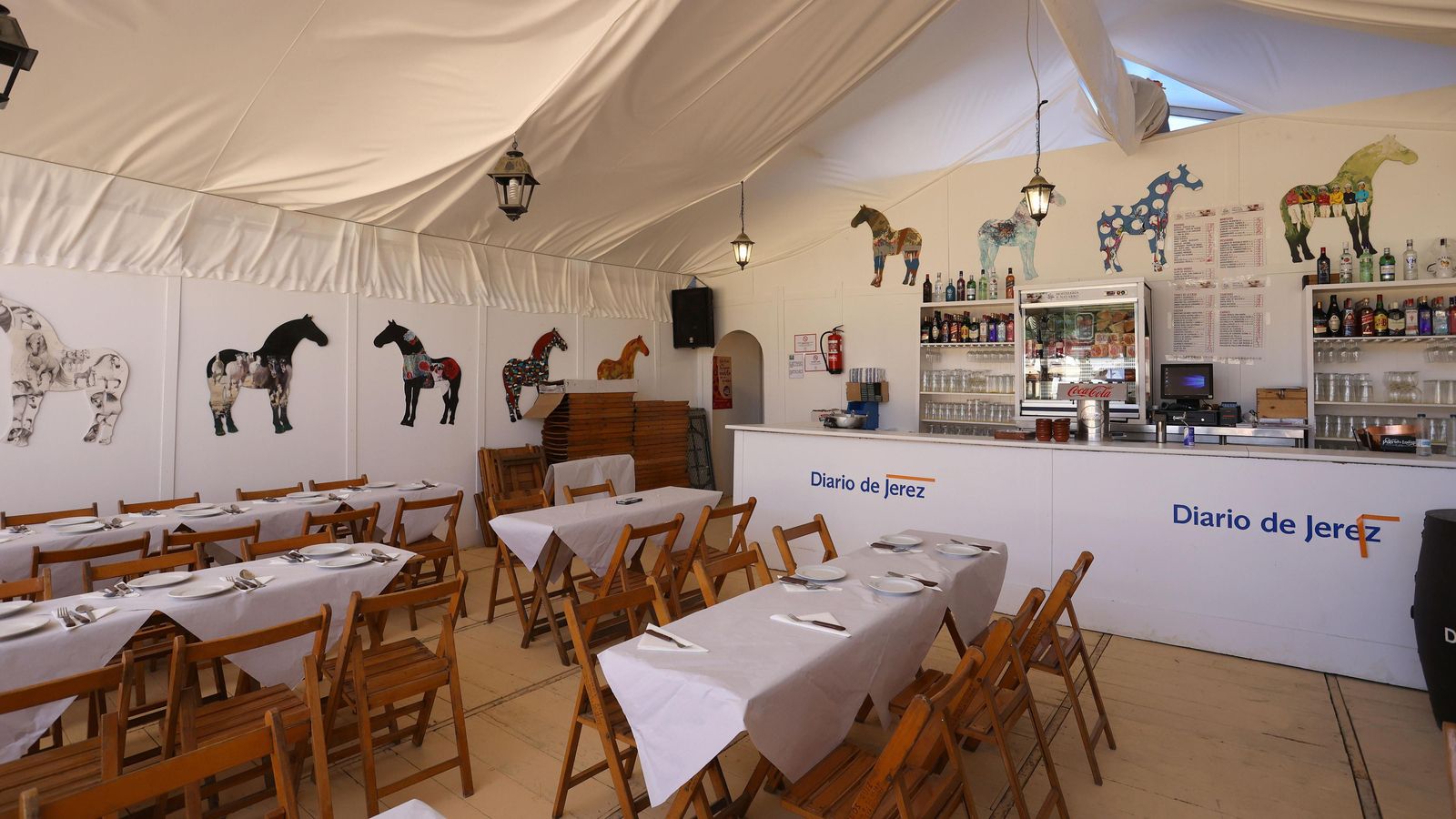 Algunos de los caballitos en el interior de la caseta.