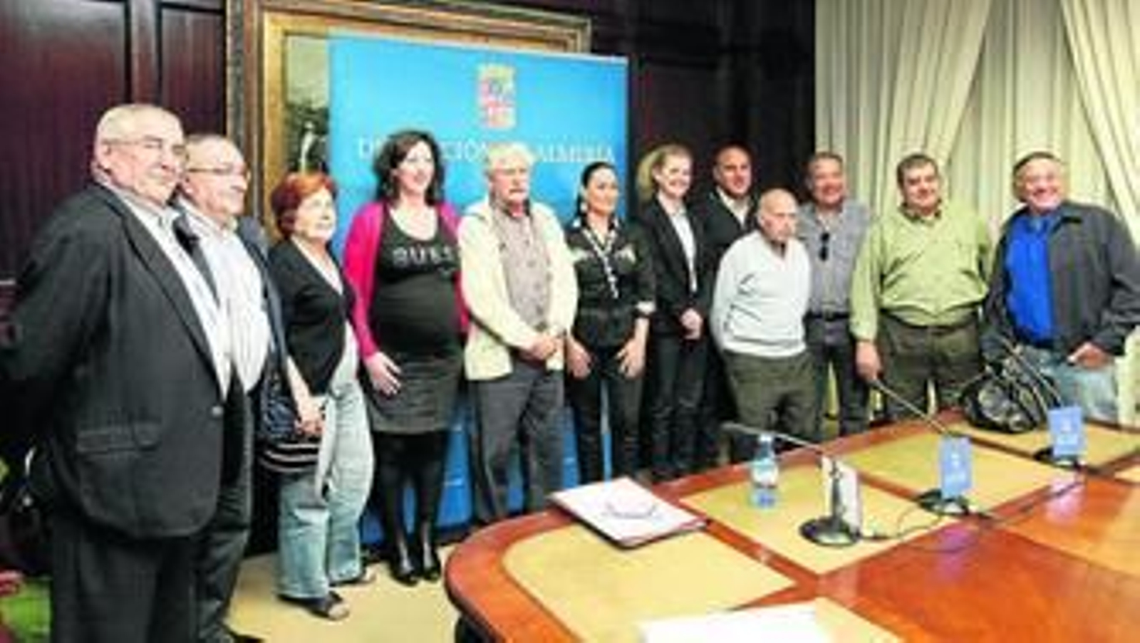 La diputada María Vázquez con la alcaldesa de Pechina y organizadores del Caldo Minero. La diputada María Vázquez con la alcaldesa de Pechina y organizadores del Caldo Minero.