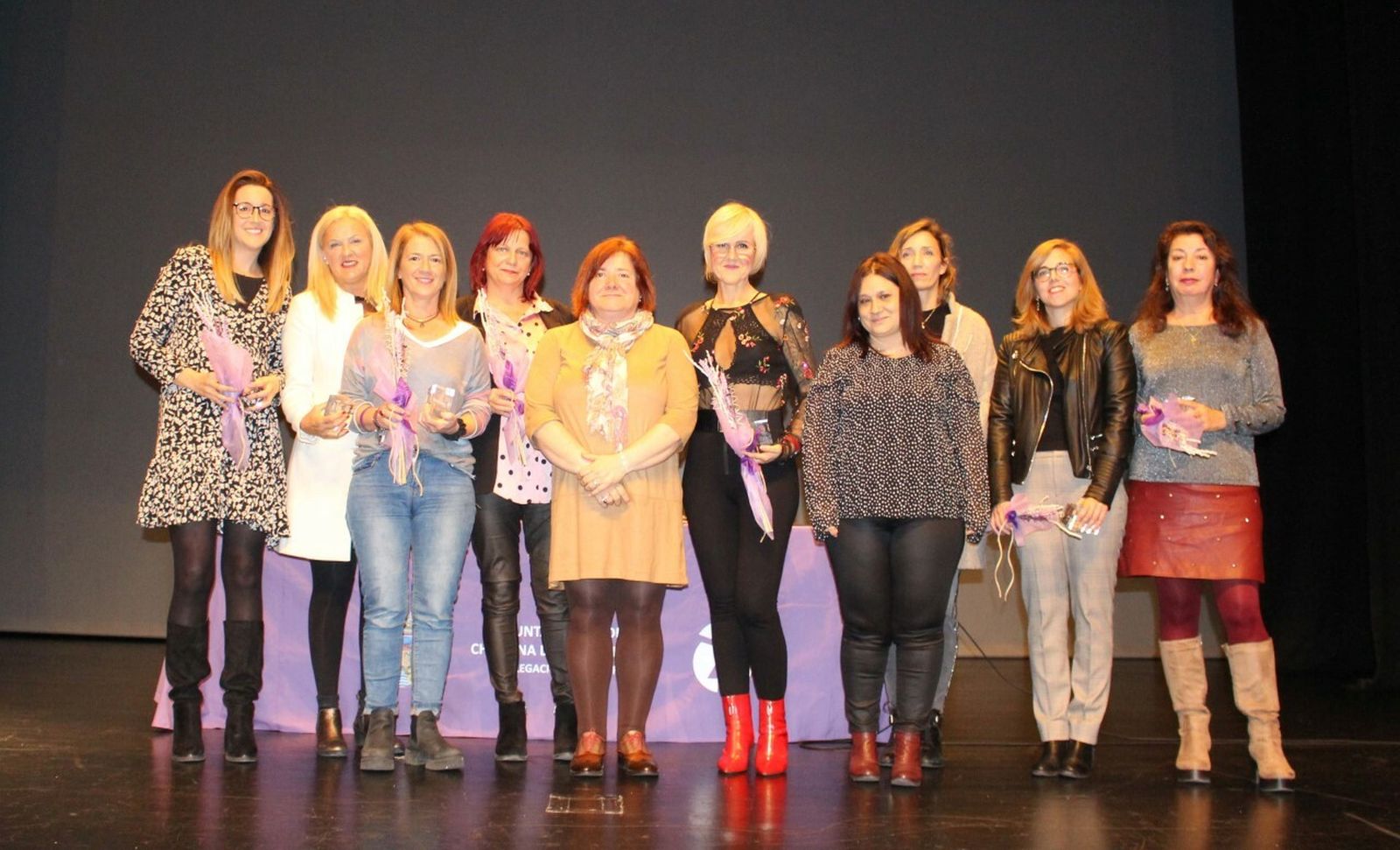 Las mujeres galardonadas con las concejalas Cándida Verdier y Susana Rivas en el Teatro Moderno.