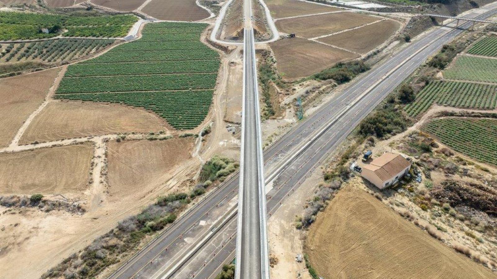Uno de los viaductos sobre la autovía en la comarca del Levante almeriense