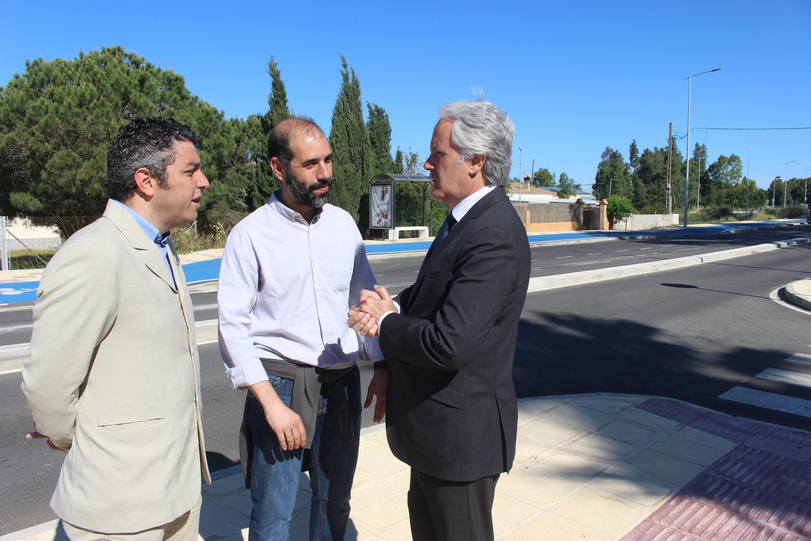 Villalpando, Romero y Muñoz, durante la vista a la nueva travesía del Barrio Jarana.