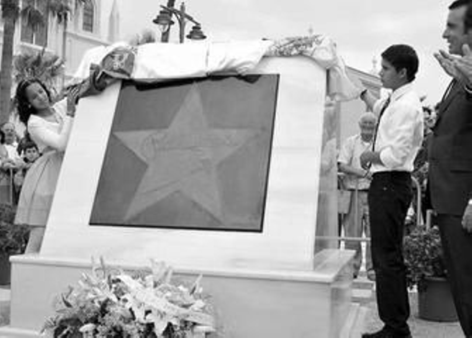 Los dos hijos menores de Rocío Jurado descubren ayer en Chipiona la estrella en presencia de Ortega Cano.