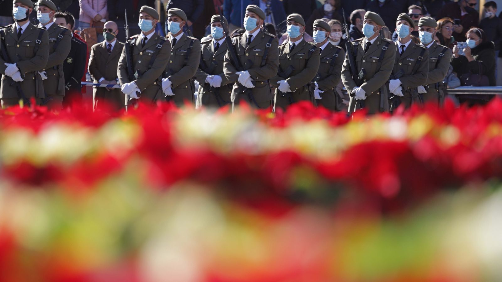 Fotos del izado de la bandera de España en La Línea