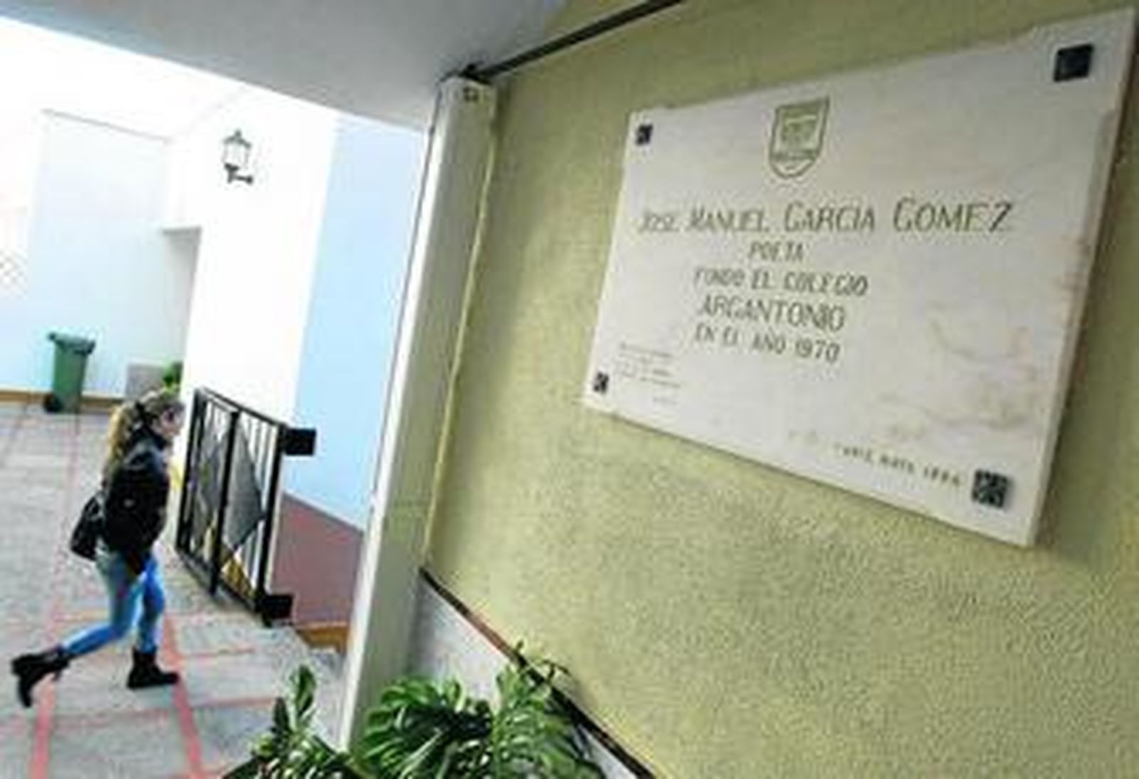 Esta placa que cuelga en el equipamiento educativo enmarca el nombre del fundador de Argantonio, José Manuel García Gómez.