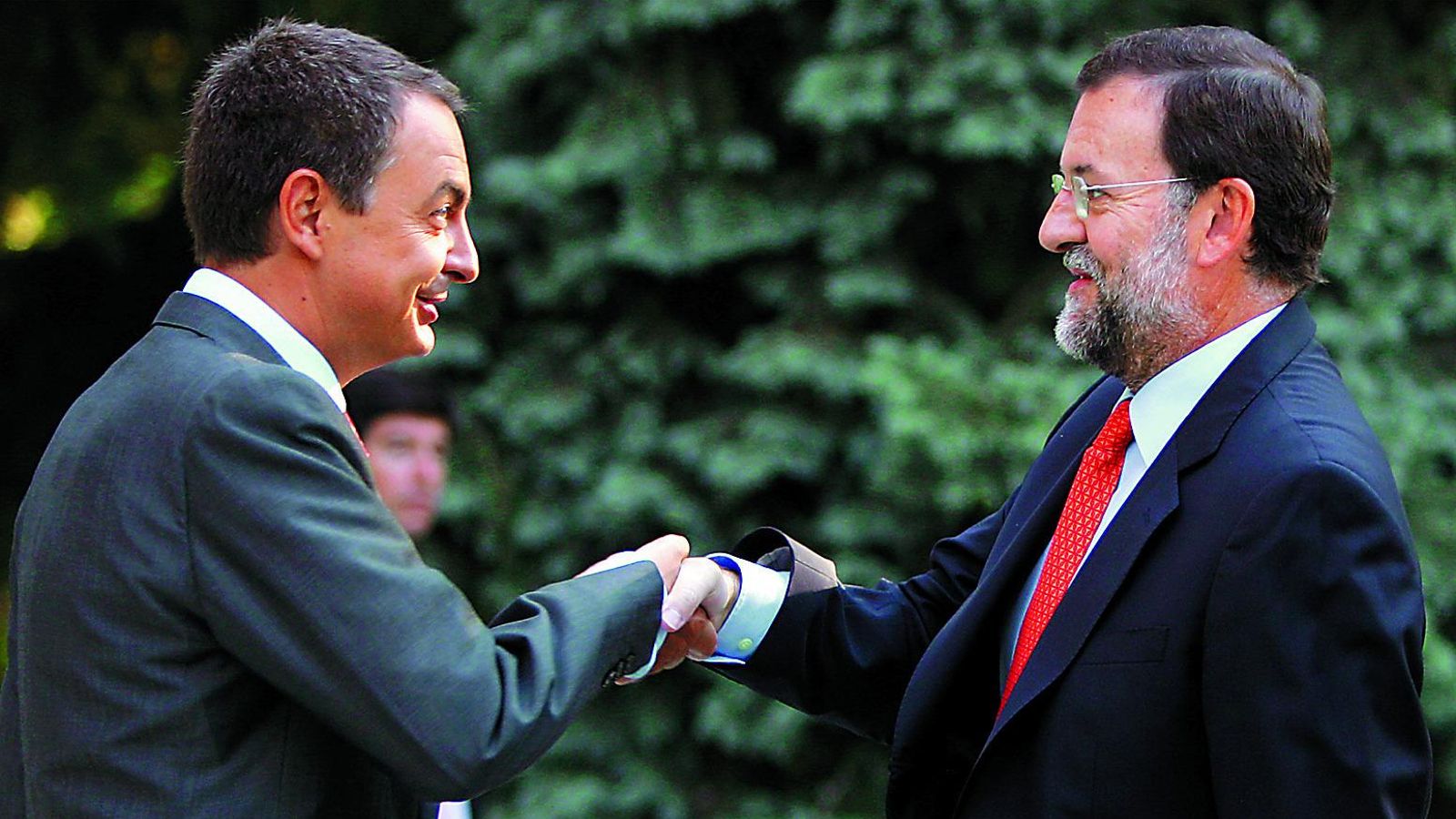 Zapatero saluda a Rajoy en Moncloa.