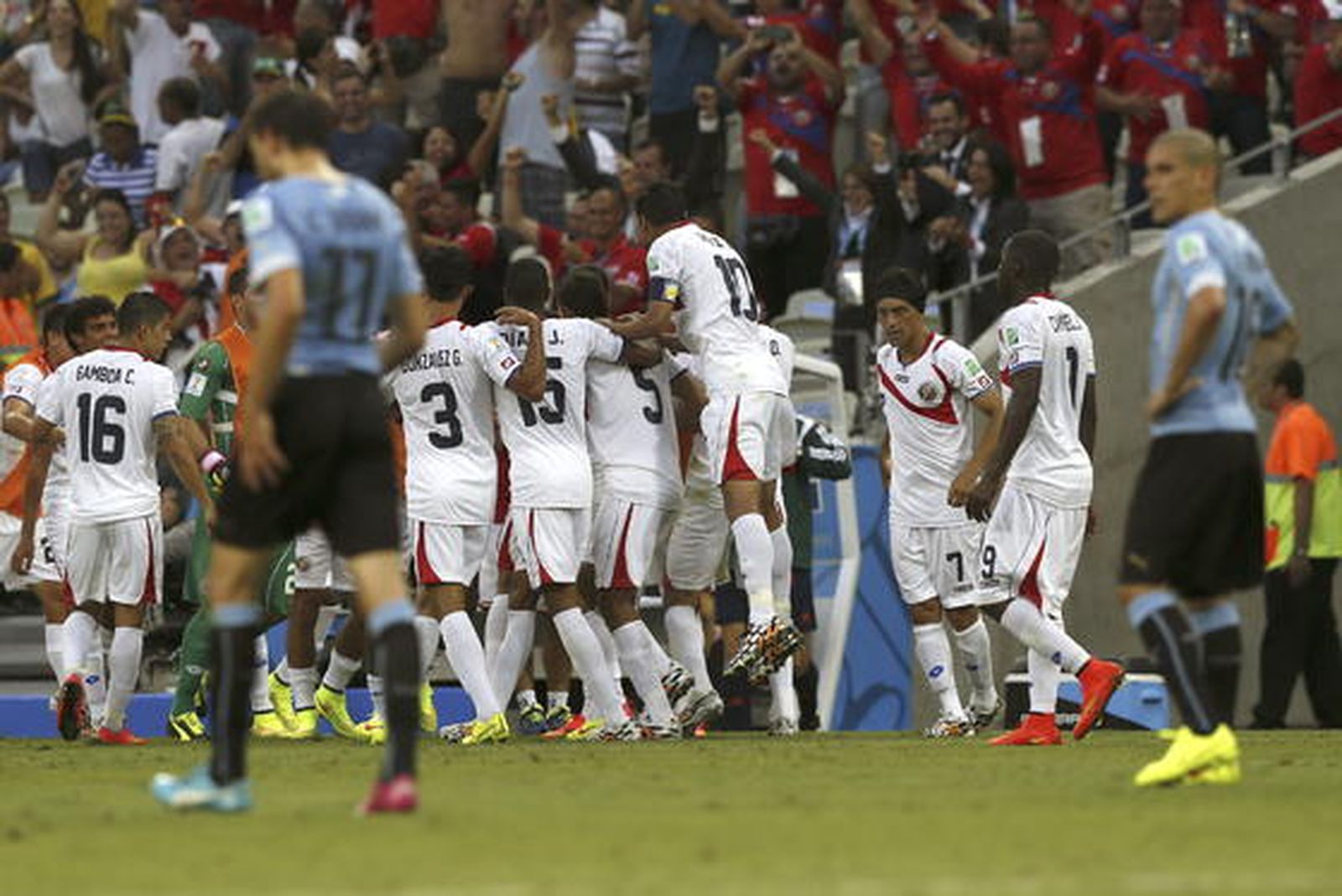 Costa Rica da la sorpresa ante Uruguay (1-3)