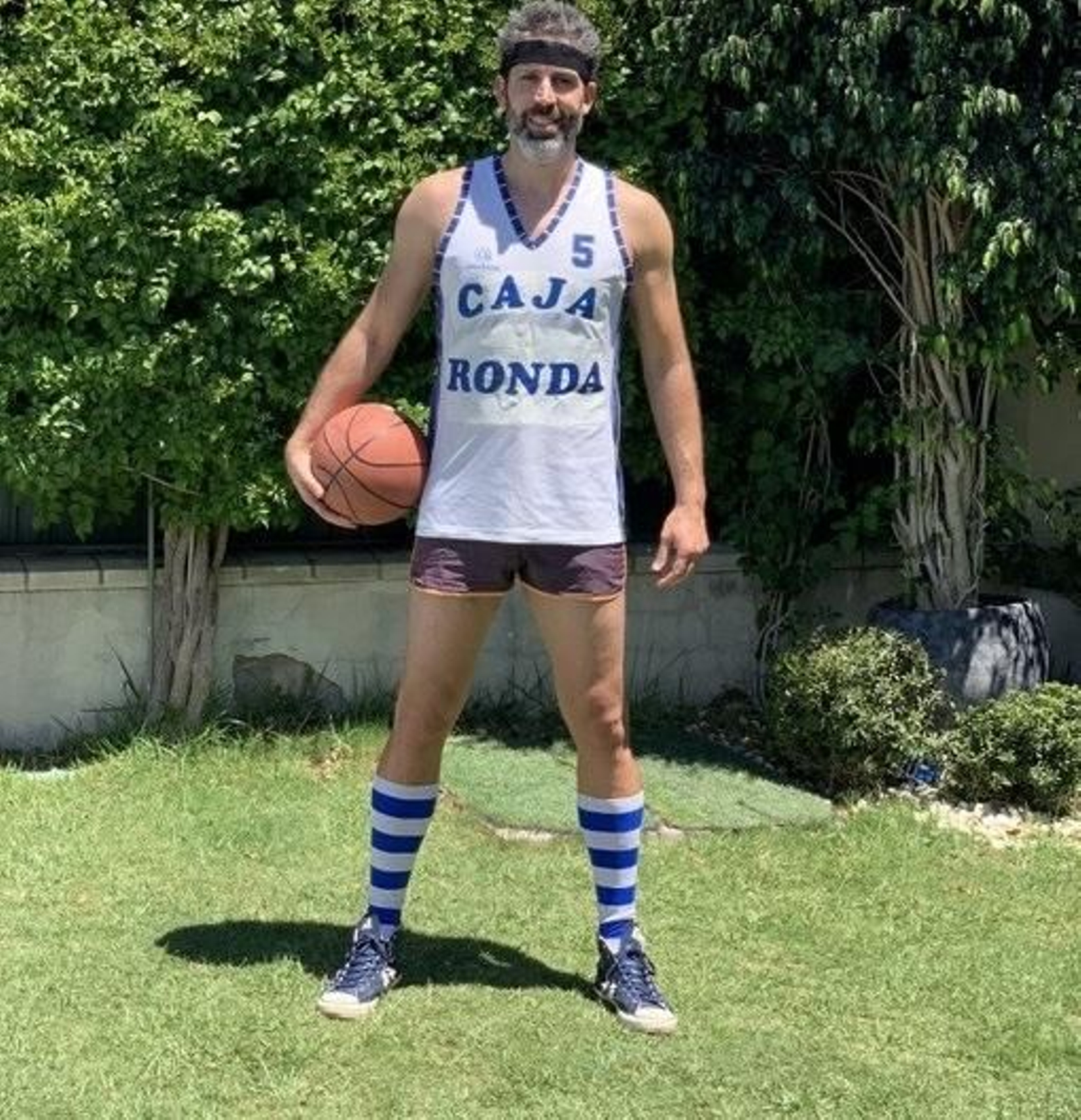 Berni Rodríguez, con la camiseta antigua del Caja de Ronda.