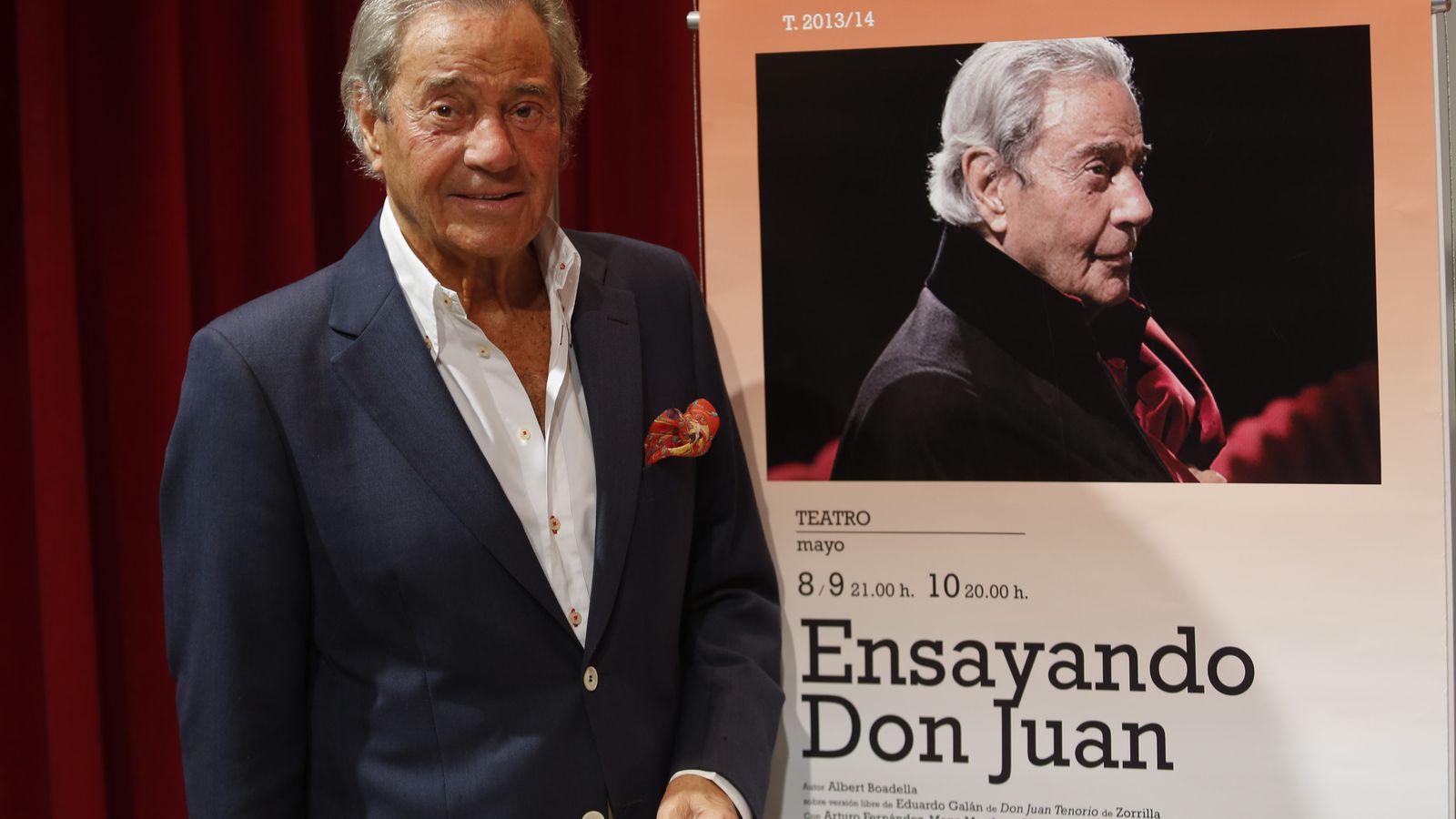 El actor, ante un cartel de 'Ensayando Don Juan'.