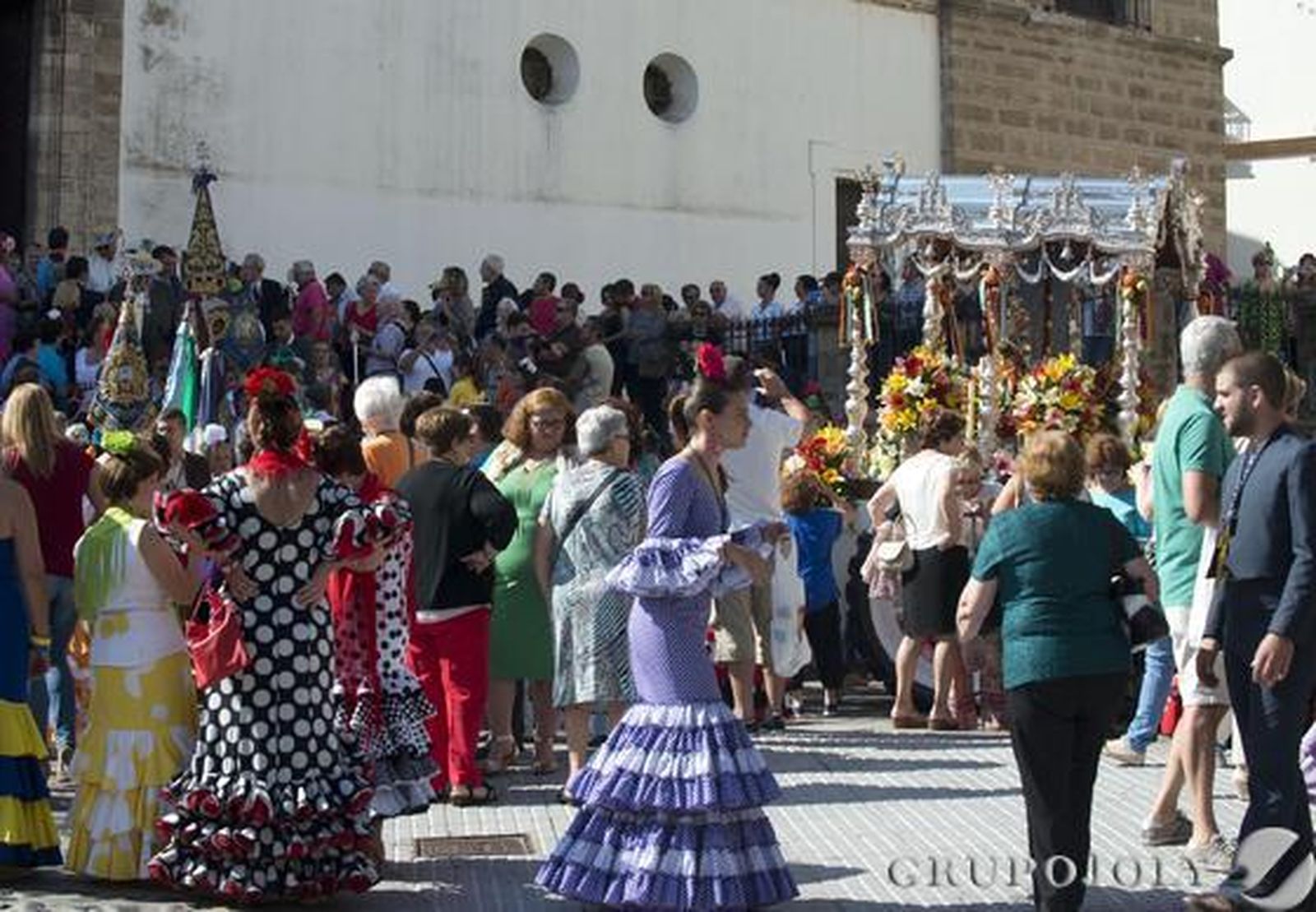 El Simpecado de la capital inicia su camino mientras las primeras hermandades gaditanas alcanzan Bajo de Guía. 

Foto: Joaquin Hernandez Kiki