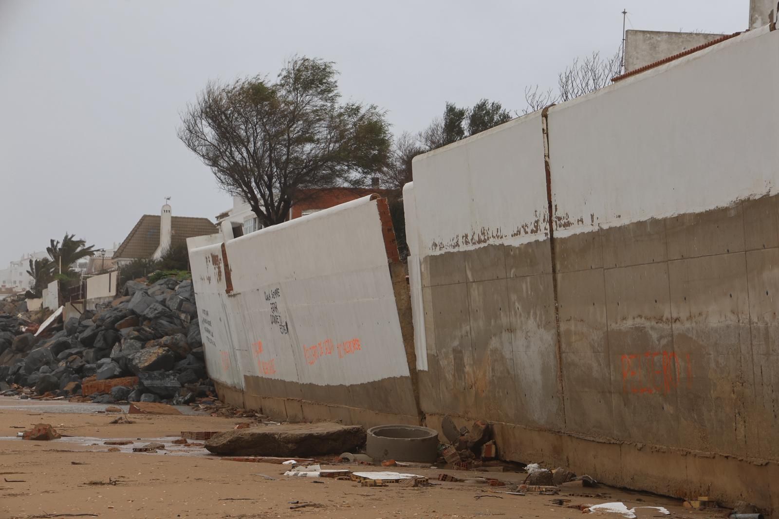 Casas destrozadas en El Portil junto a la línea de playa por el temporal: impactantes fotografías de los daños