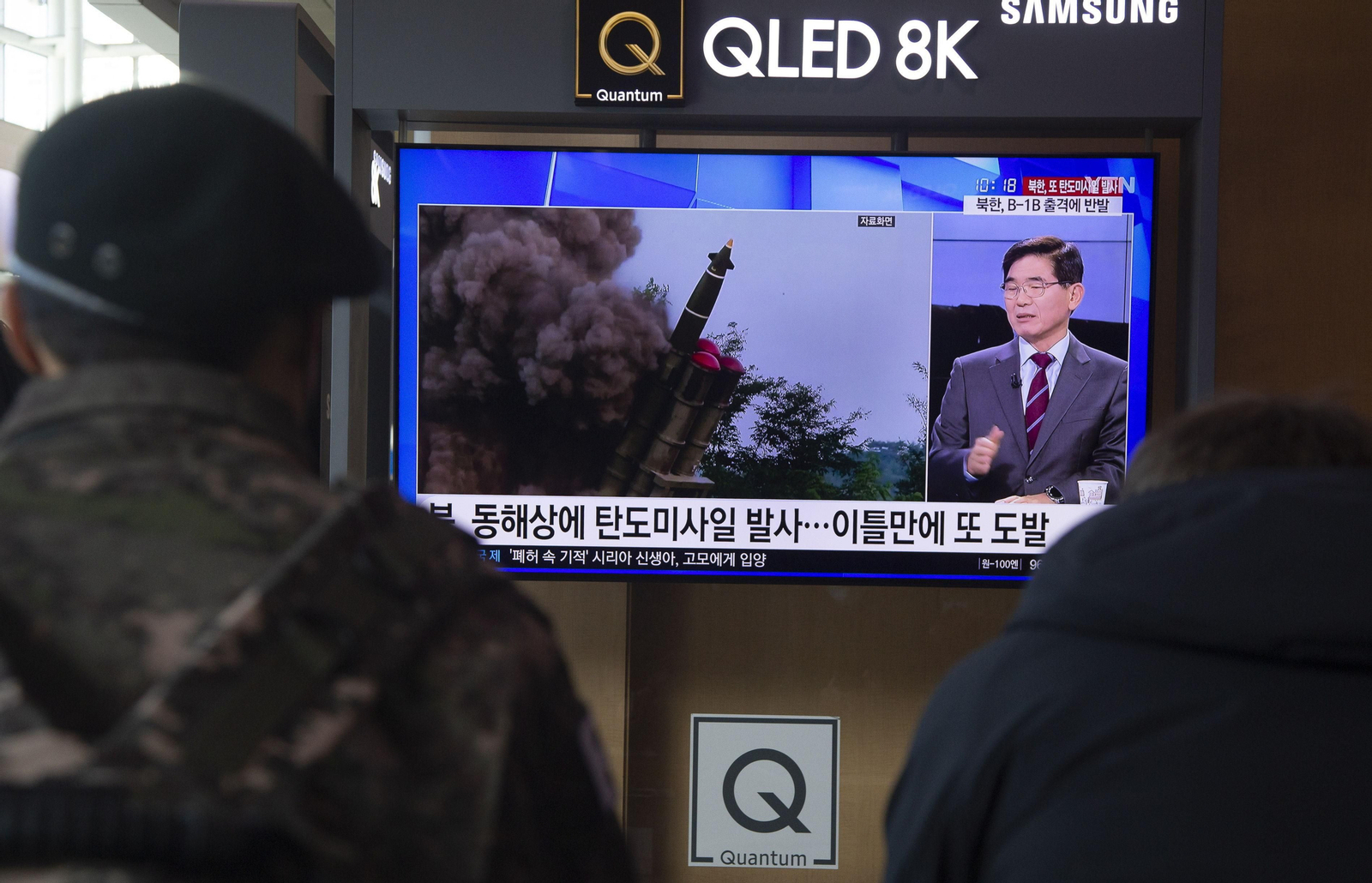 Dos personas atienden a las últimas noticias sobre Corea del Norte en una estación de Seúl.