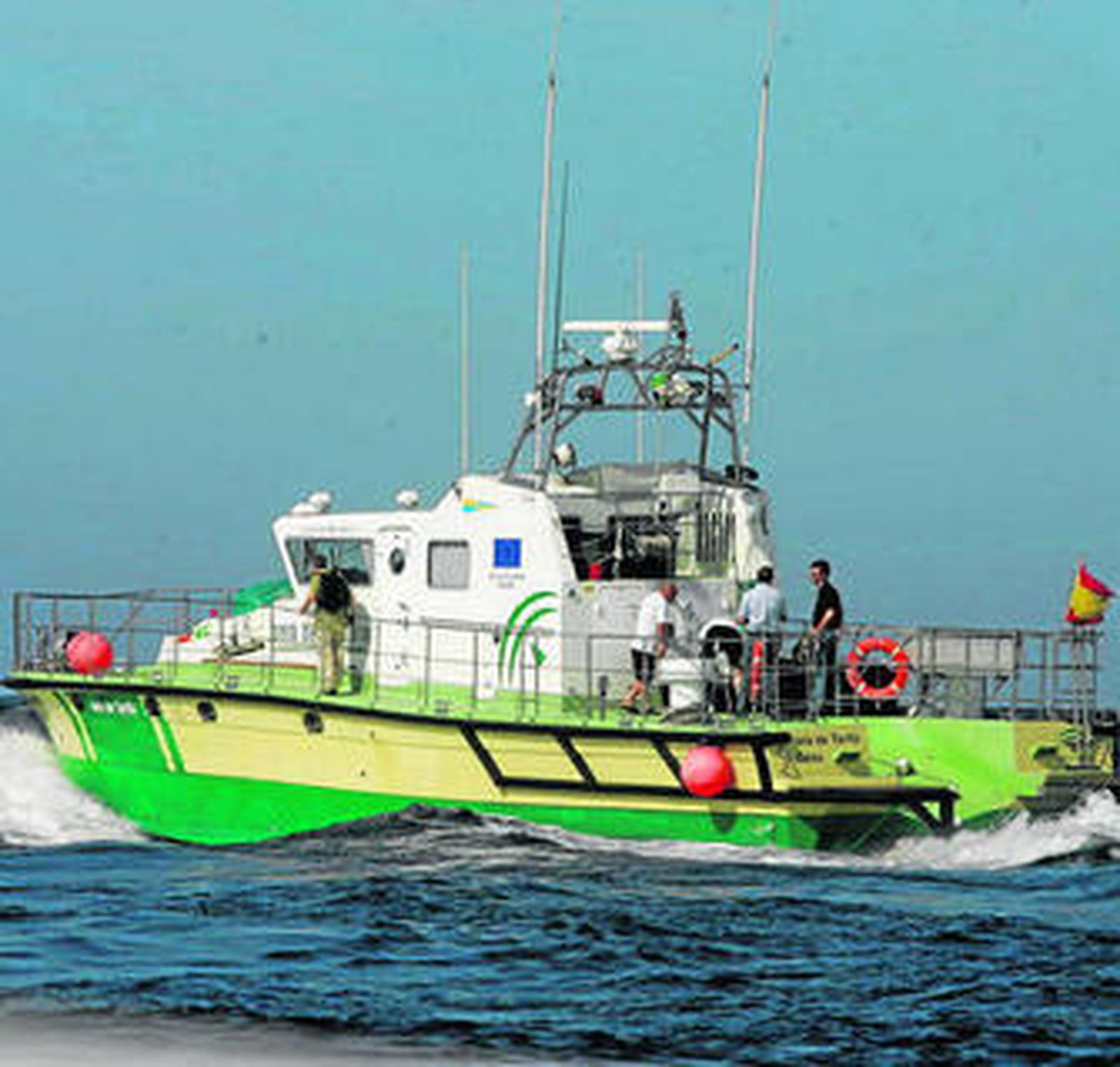 El 'Isla de Tarifa', durante una suelta de tortugas bobas recuperadas en el CEGMA de Algeciras.