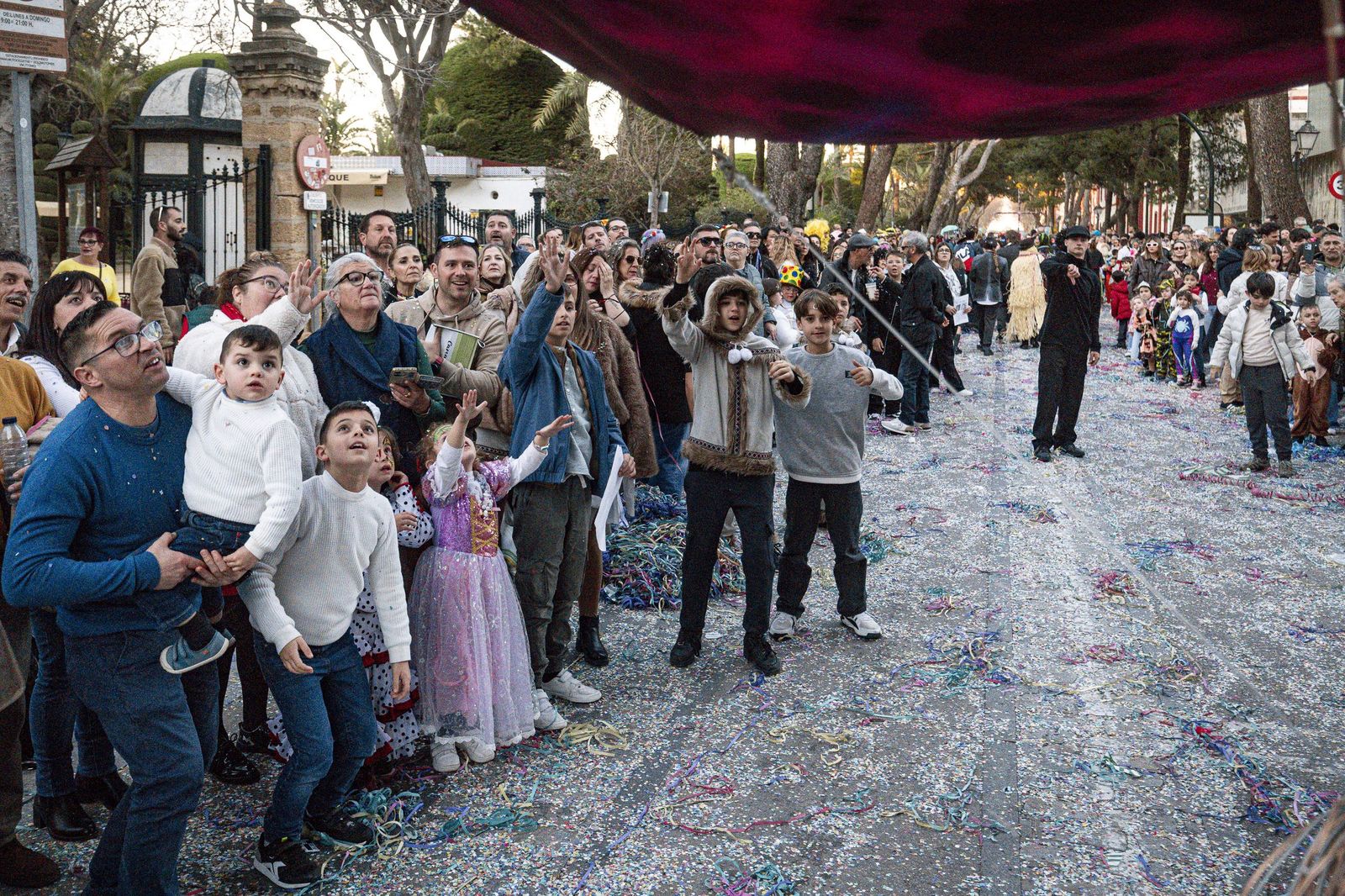 Las mejores imágenes de la Cabalgata del Humor del Carnaval de Cádiz 2026