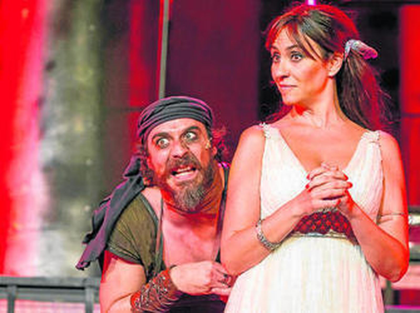 Fele Martínez, junto a la actriz Melani Olivares en 'Los hilos de Vulcano'.