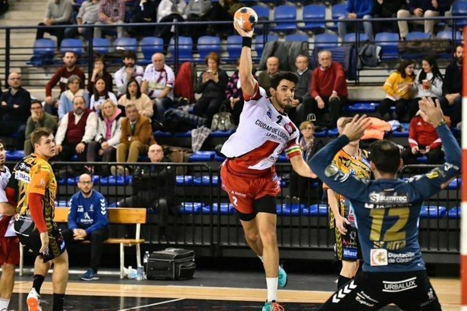 Un jugador del Logroño La Rioja intenta superar al meta pontanés Álvaro de Hita.