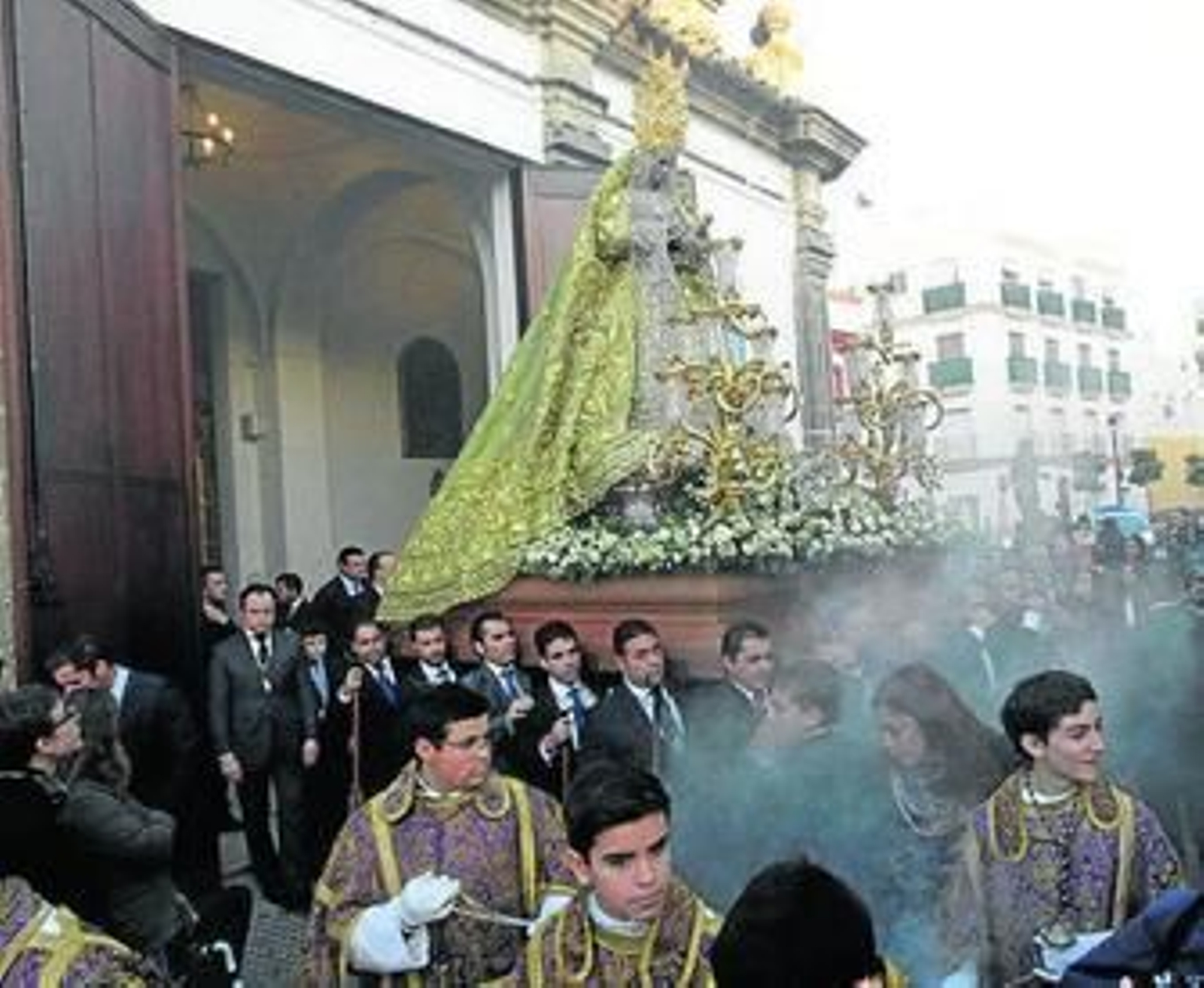 Nuestra Señora de la Esperanza, ayer, durante el traslado.