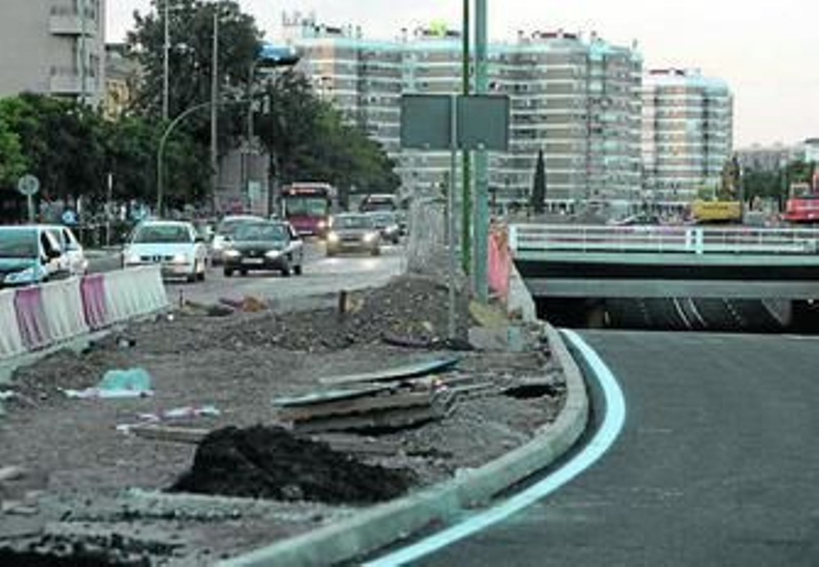 El túnel del Tamarguillo, cerrado, a última hora de la tarde de ayer.