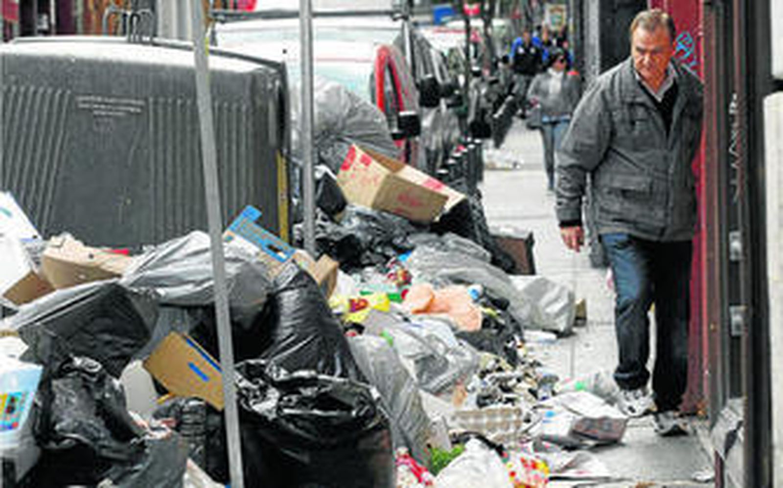 Basura acumulada ayer por la mañana en la calle Espoz y Mina de Madrid en el noveno día de huelga del servicio de limpieza.