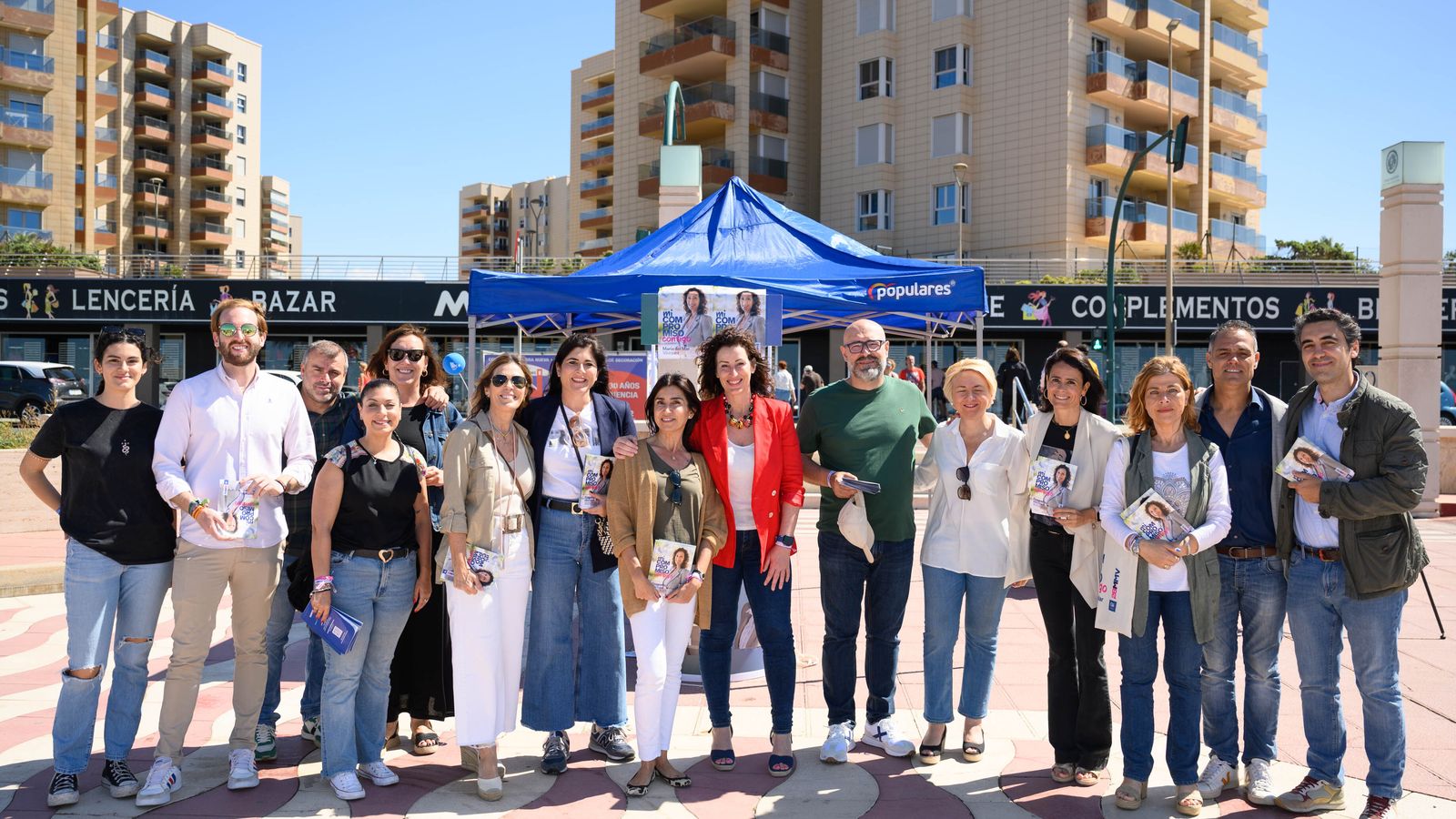 La candidata durante su visita este domingo con su equipo al Paseo Marítimo