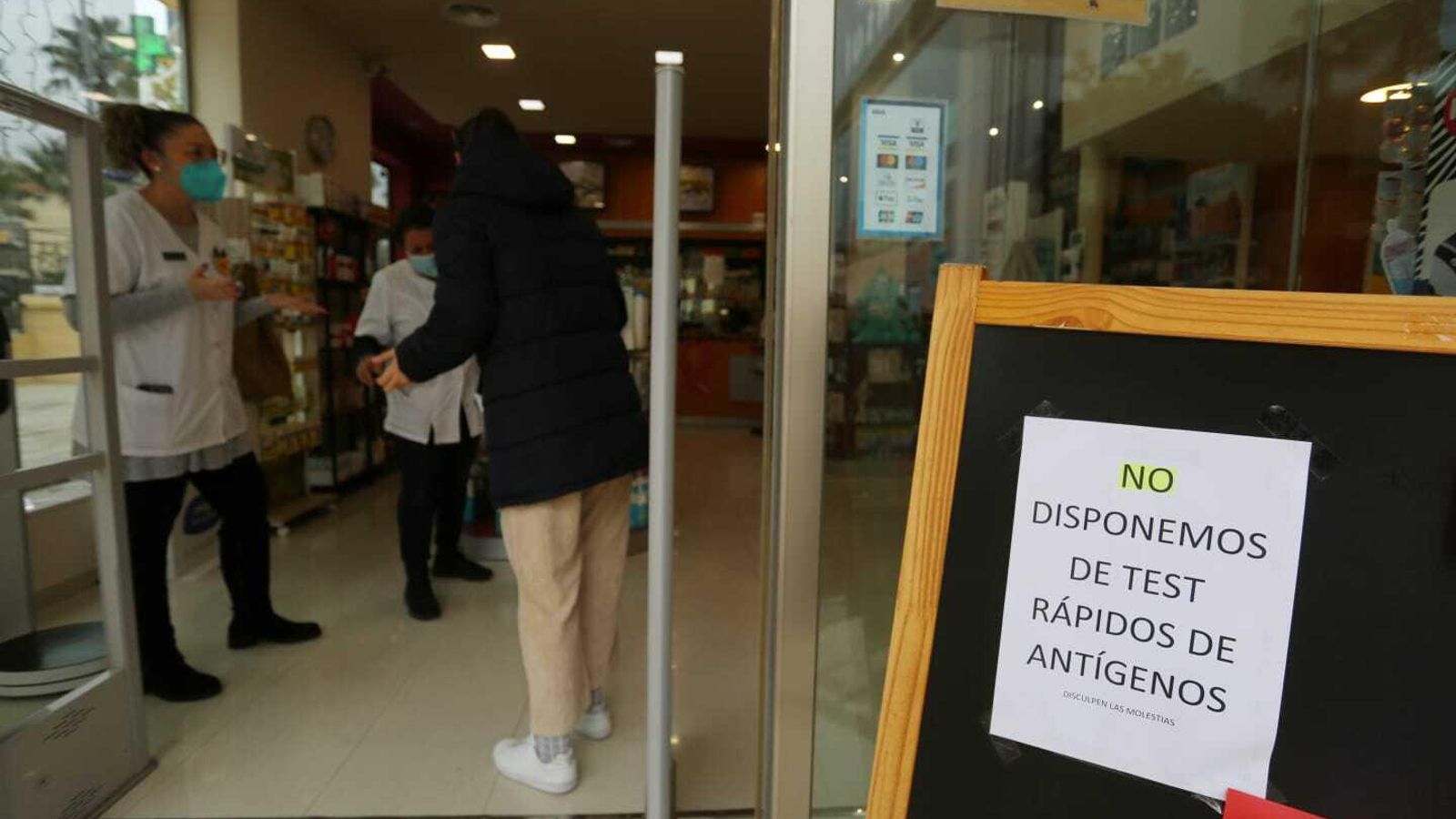 Cartel a la entrada de una farmacia en el que se especifica que no tiene test de antígenos