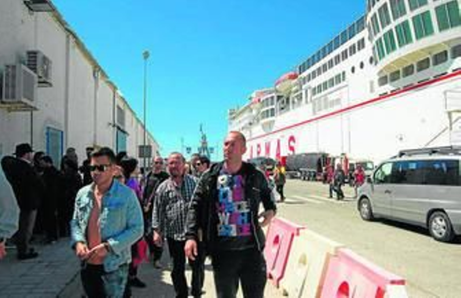 usuarios desembarcando de una de las embarcaciones de la compañía.