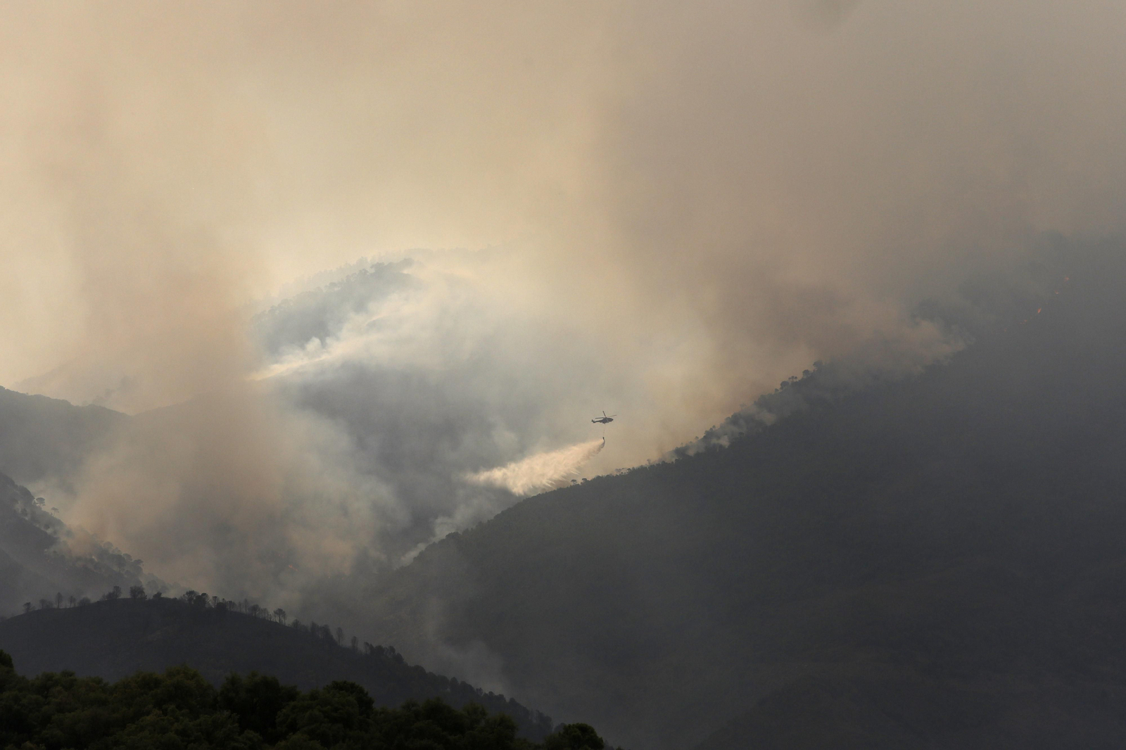 Trabajos de extinción del incendio de Sierra Bermeja. Trabajos de extinción del incendio de Sierra Bermeja.