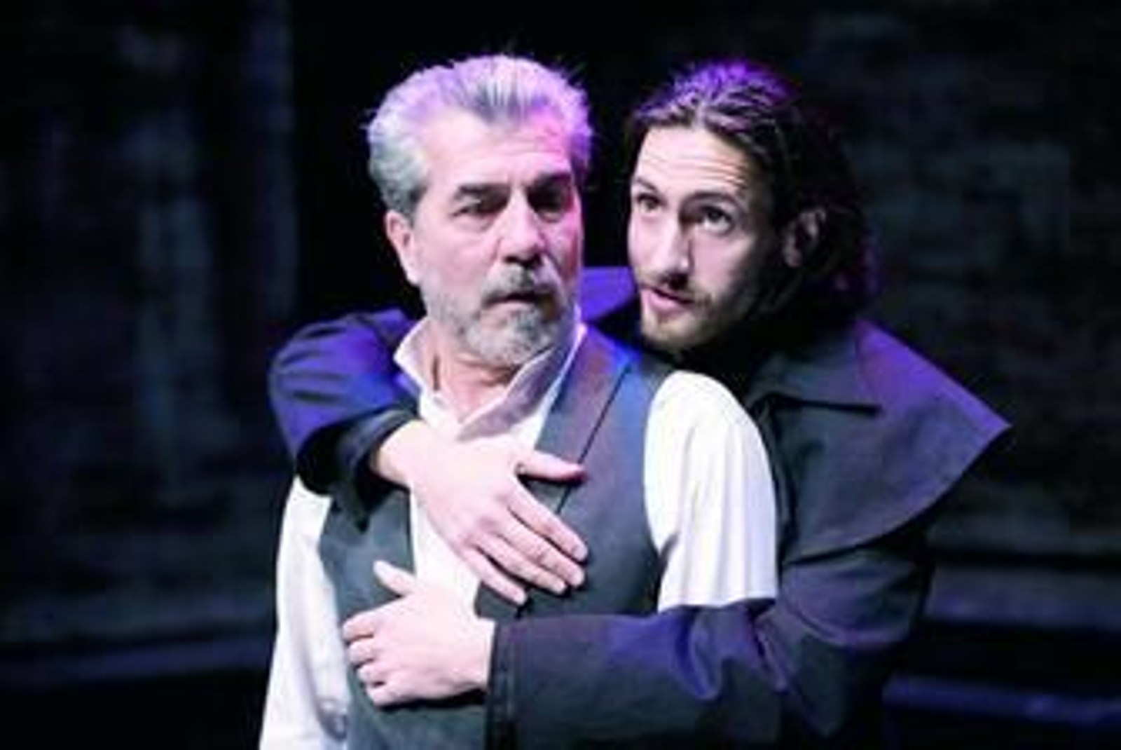 Juan Diego Botto abraza a Luis Hostalot en la representación de 'Hamlet'.