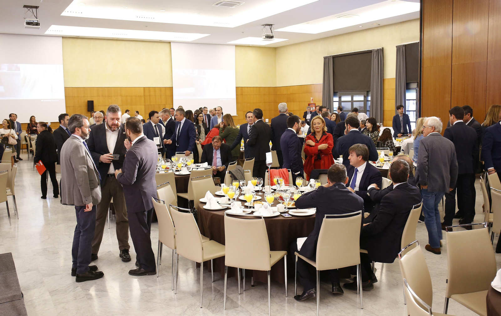 Las imágenes del foro joly con Elías Bendodo