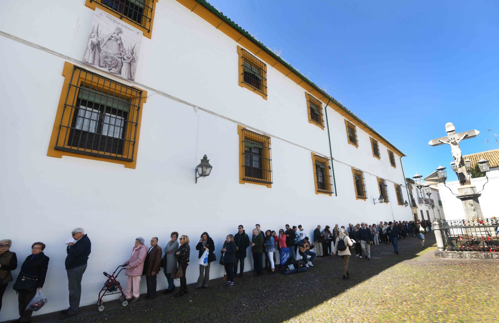 Numerosas personas aguardan su turno para poder acceder a la iglesia de San Jacinto.
