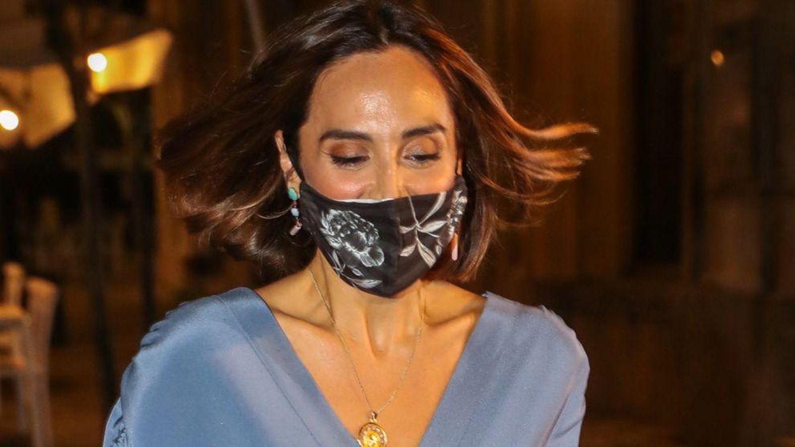 Tamara Falcó a su entrada en el Teatro Real de Madrid con mascarilla de la firma Kausi.